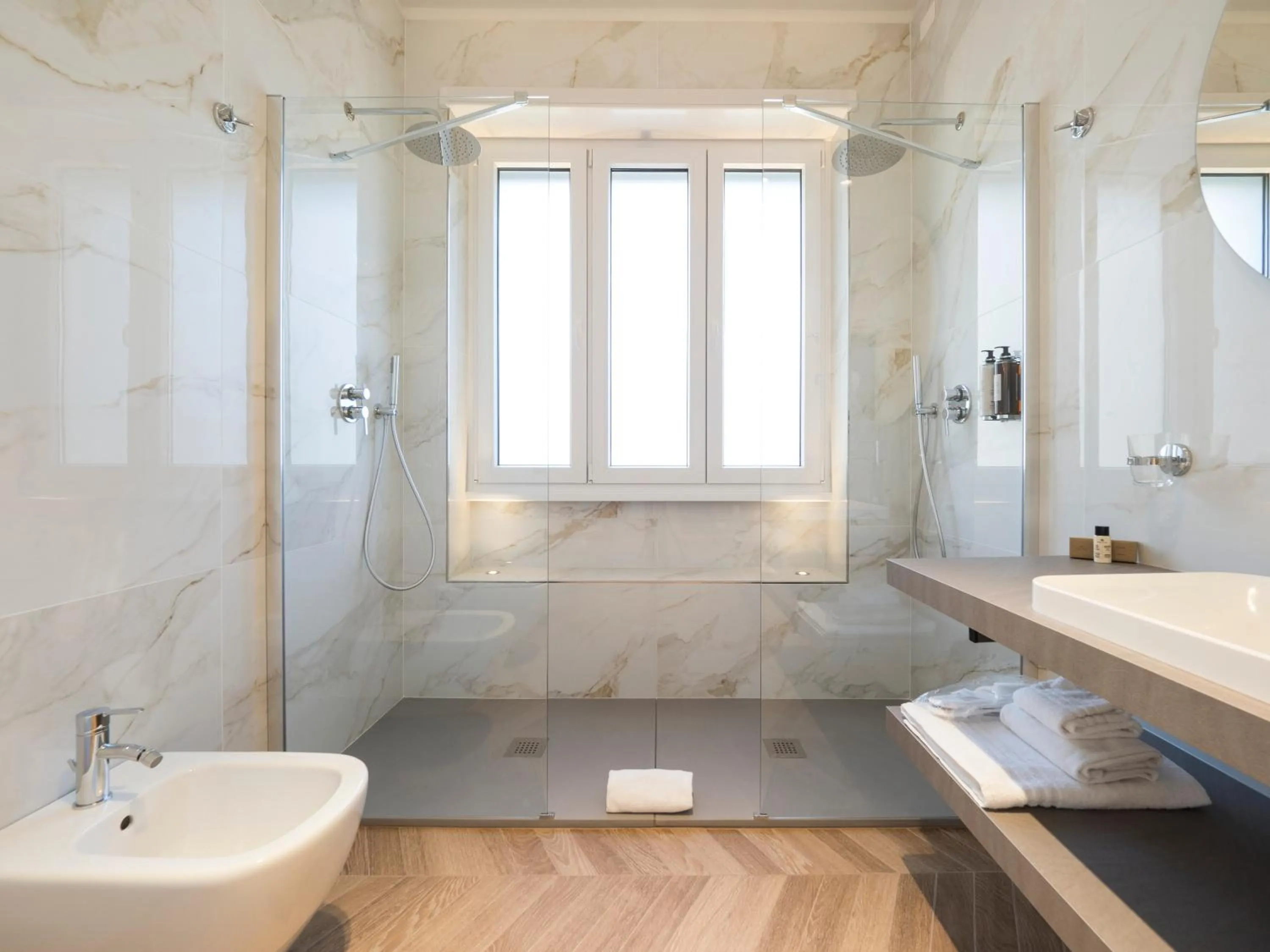 Shower in Savoia Rooms Roma