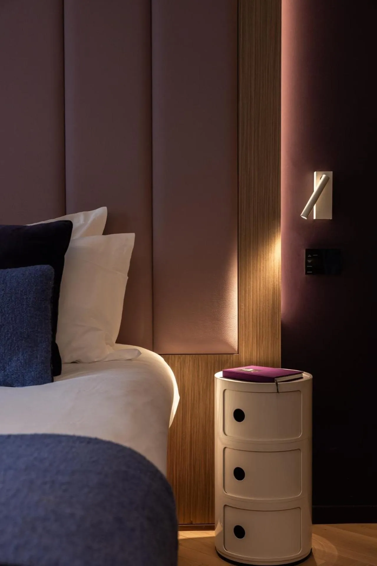 Bedroom, Bed in 1.75 Paris La Source