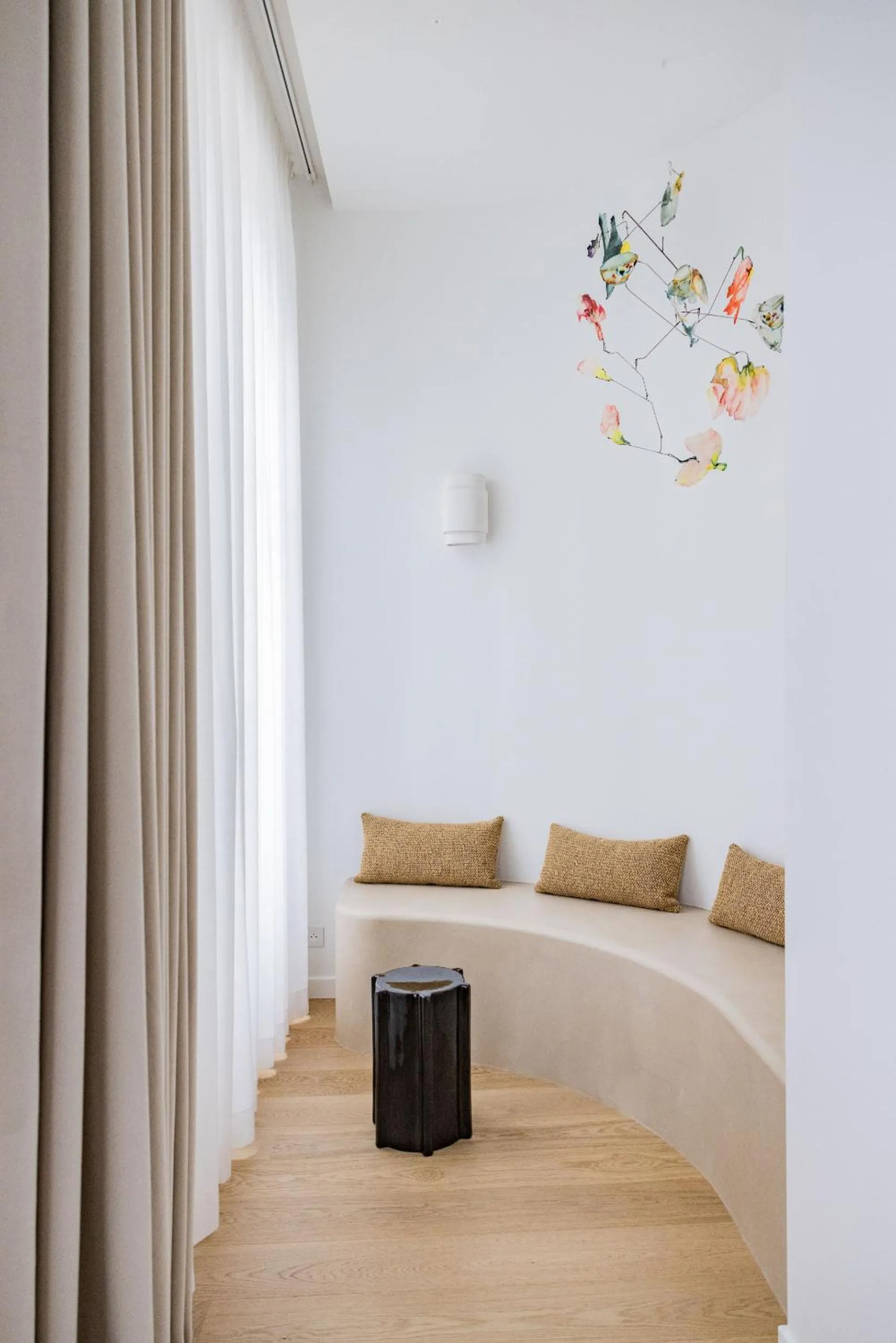 Living room, Bed in 1.75 Paris La Source