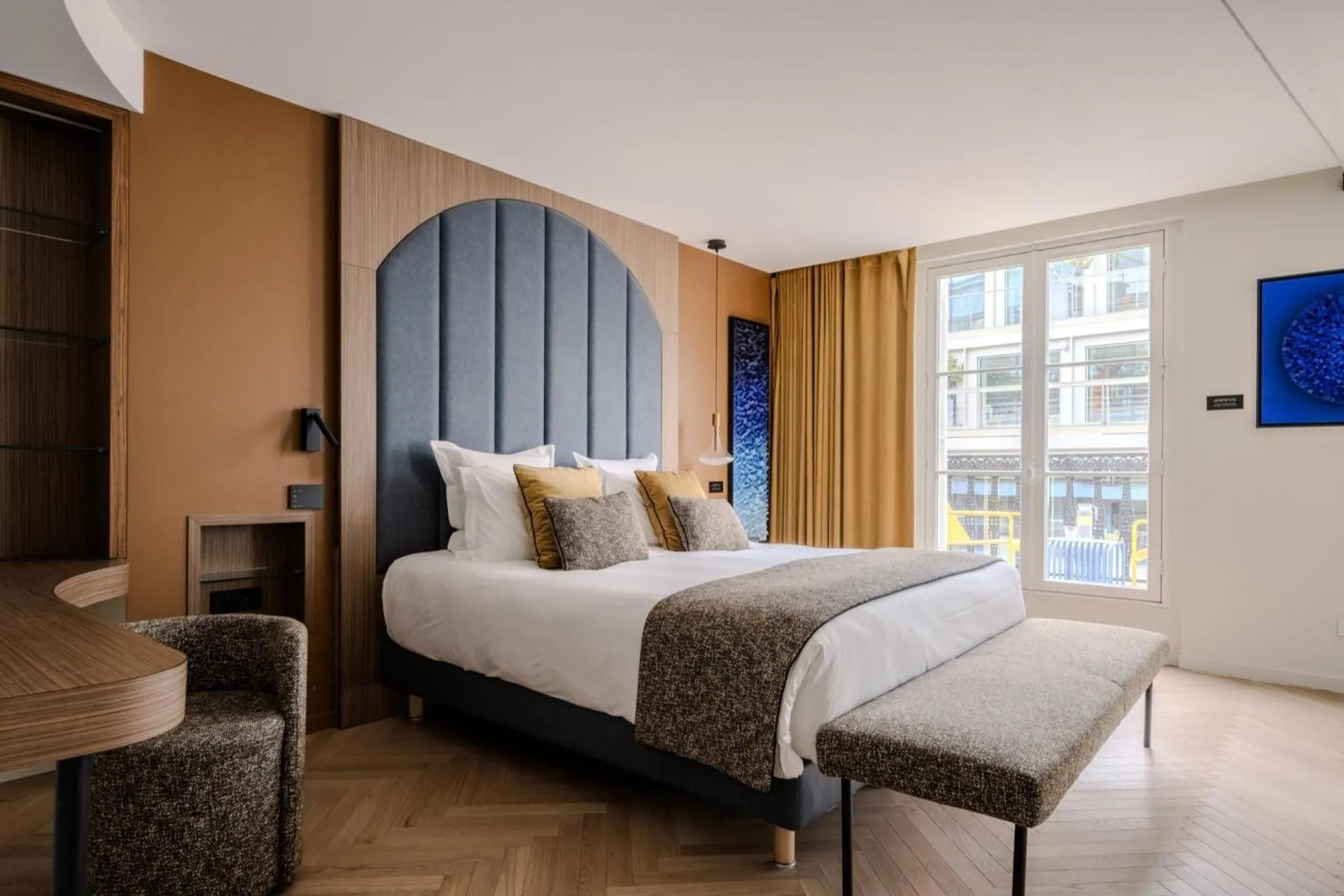 Bedroom, Bed in 1.75 Paris La Source