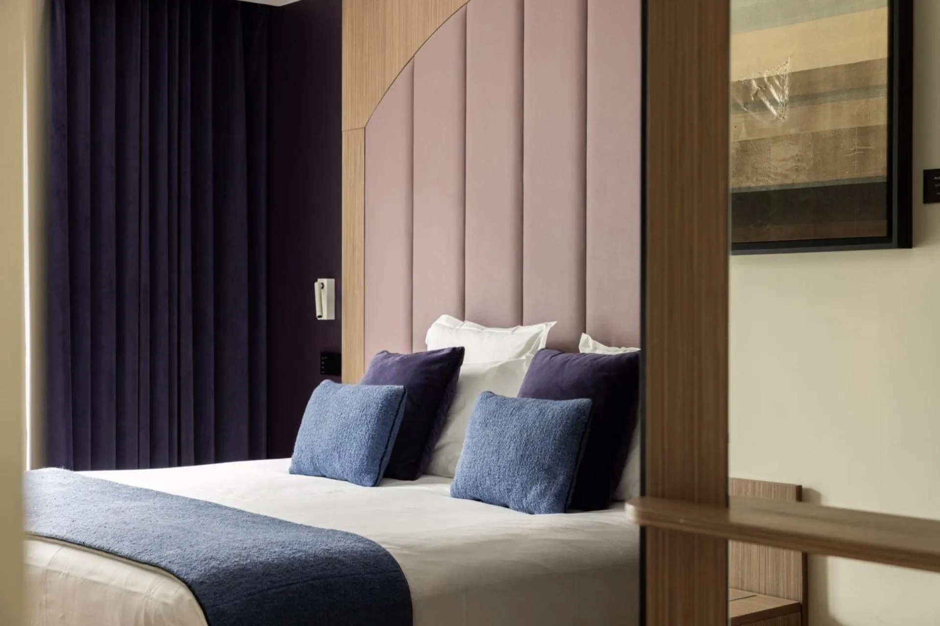 Bedroom, Bed in 1.75 Paris La Source