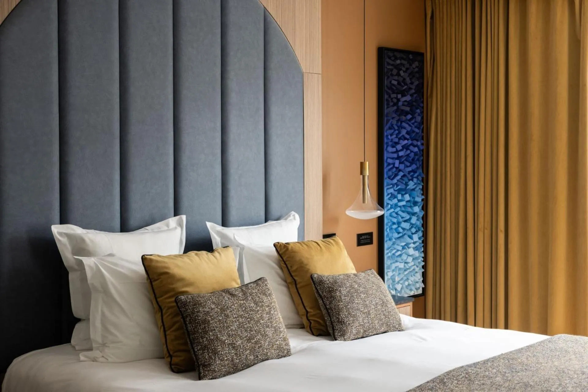 Bedroom, Bed in 1.75 Paris La Source