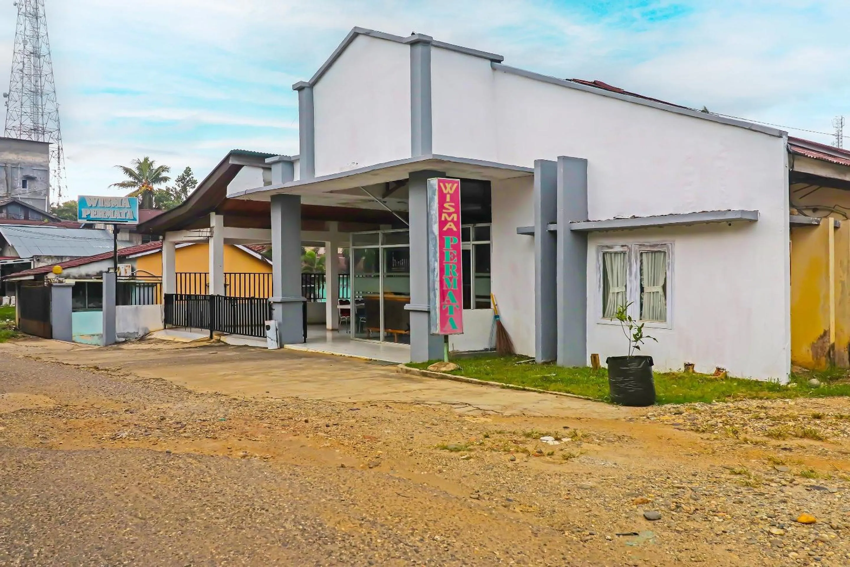 Facade/entrance in Hotel O Wisma Permata Syariah