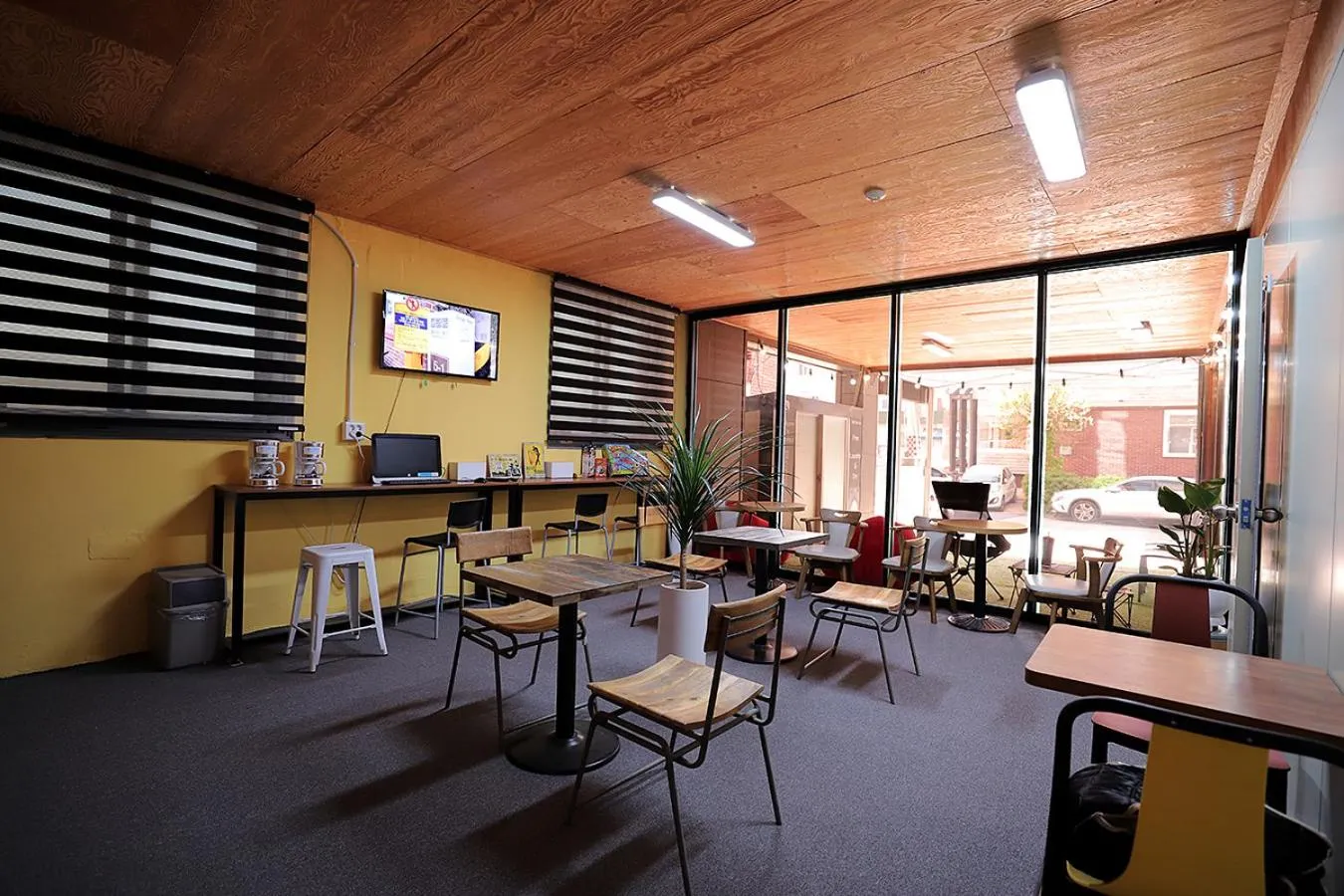 Communal lounge/ TV room in Stay RomanticTrip_Hostel