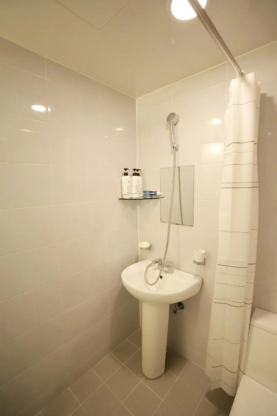 Shower in Stay RomanticTrip_Hostel