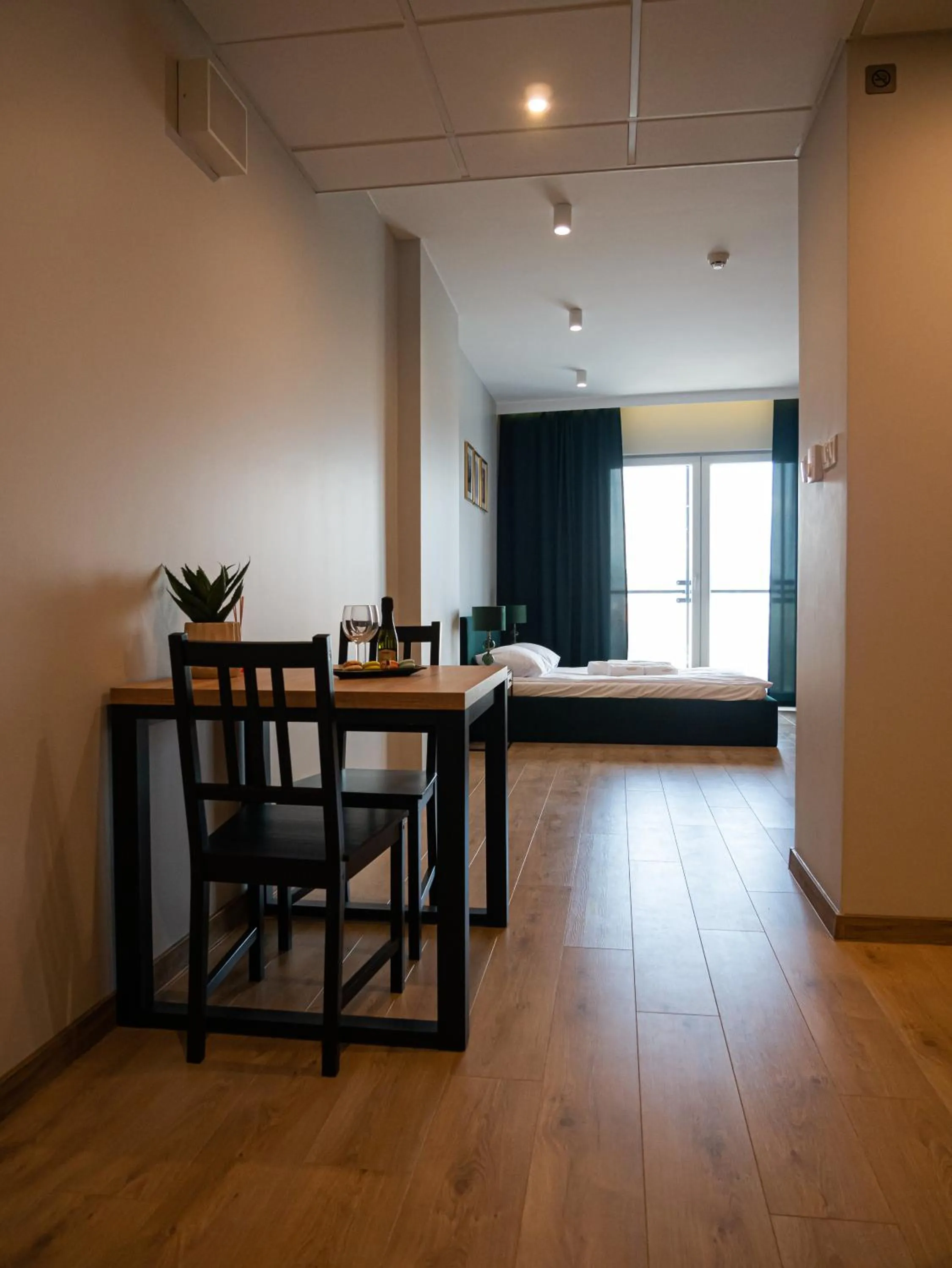 Dining area, Bed in Warsview Apartments