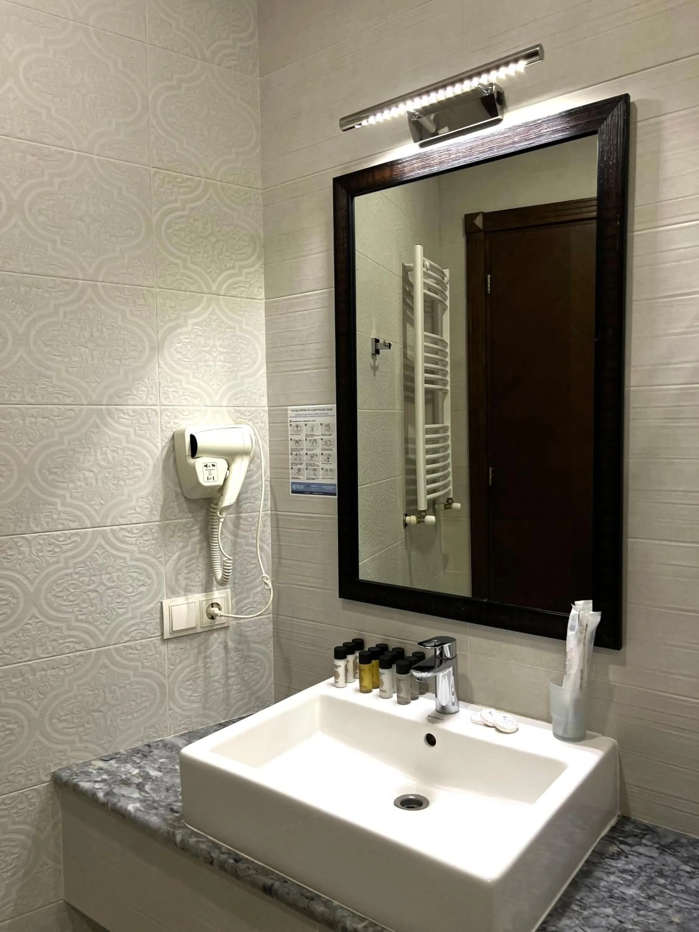 Bathroom in Marmenio Hotel