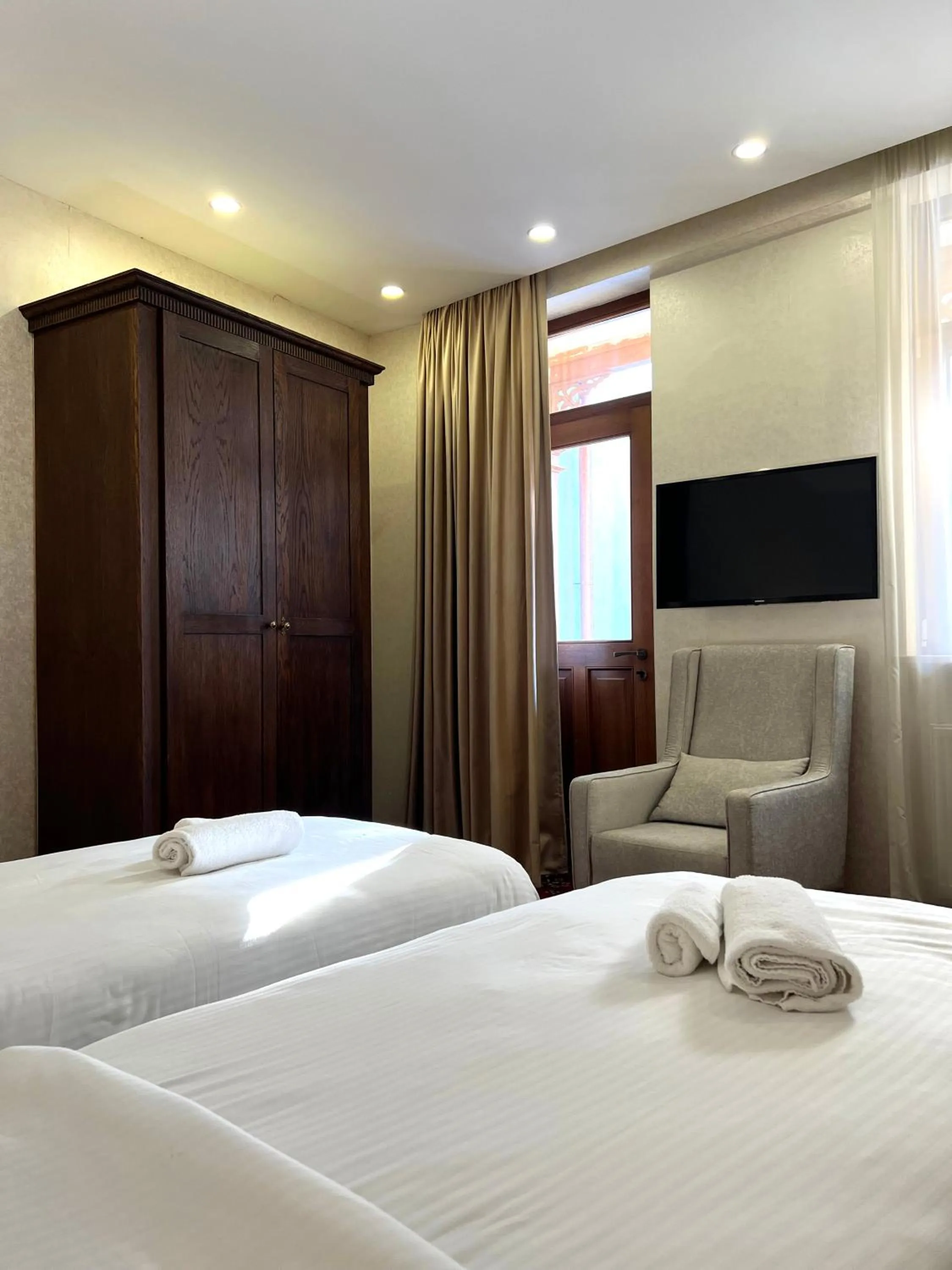 Bed in Marmenio Hotel