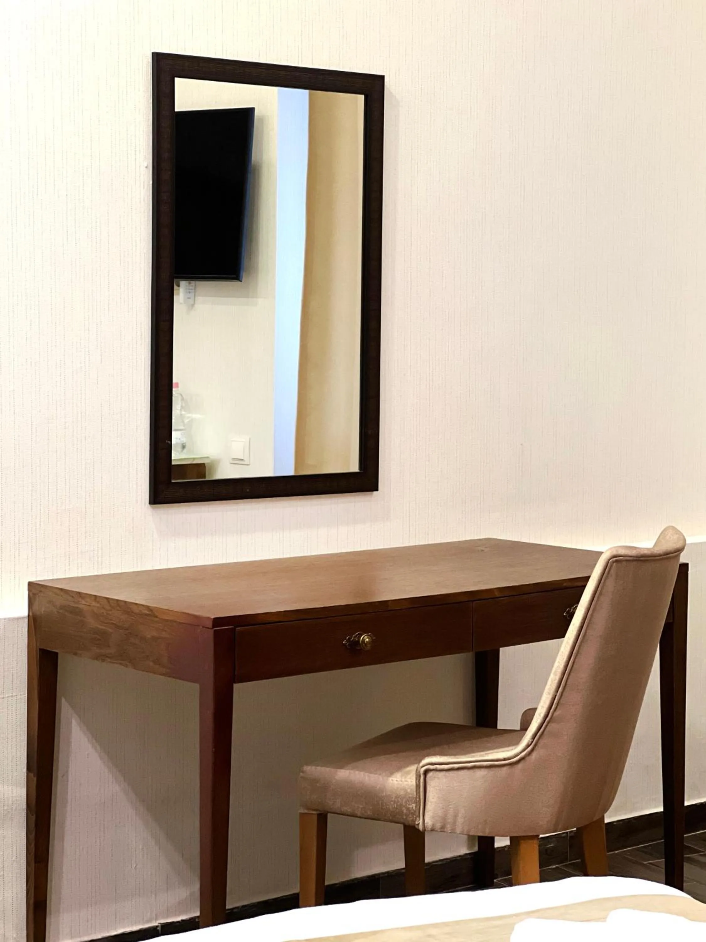 hair dresser, TV/Entertainment Center in Marmenio Hotel