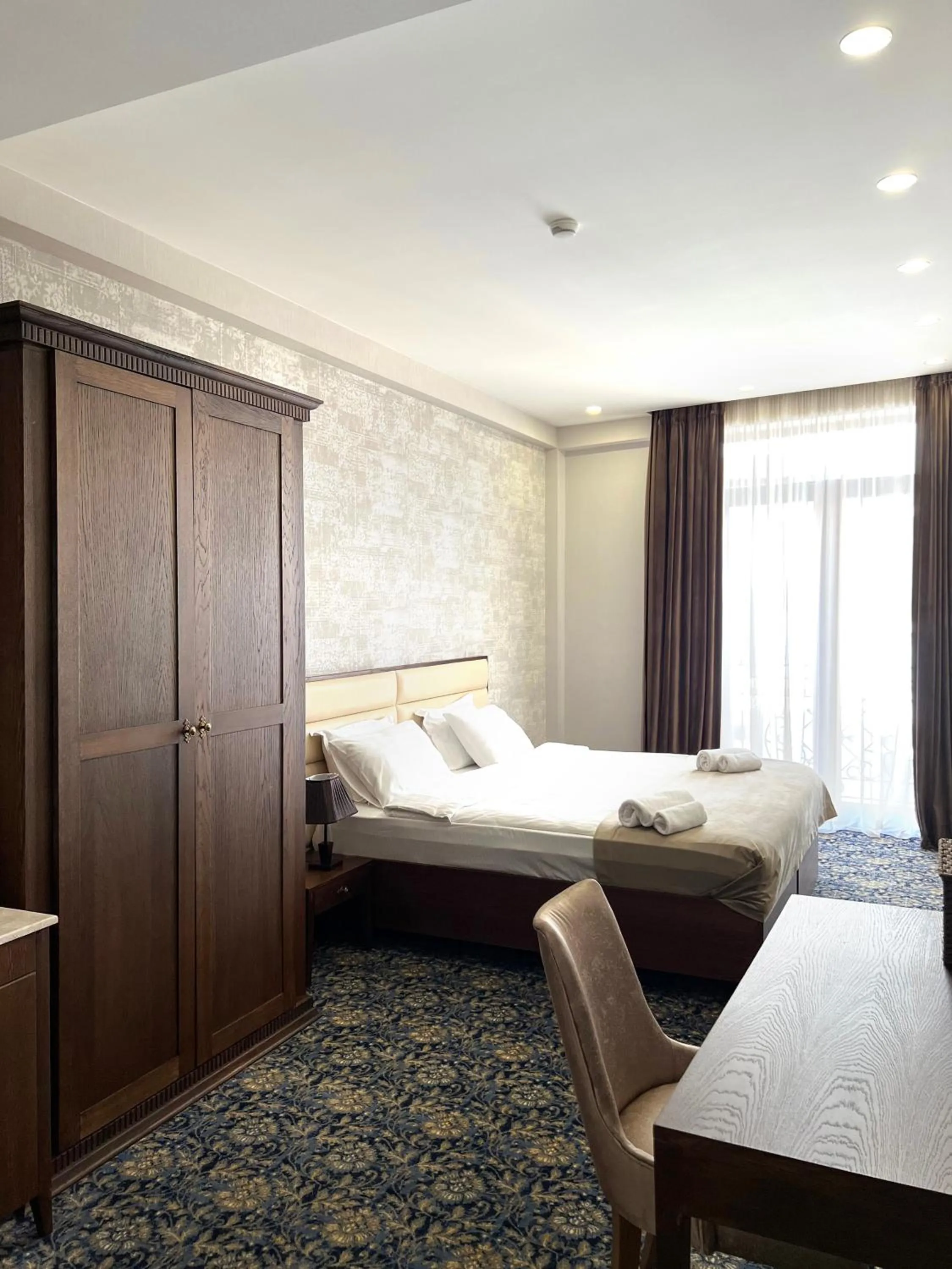 wardrobe, Bed in Marmenio Hotel