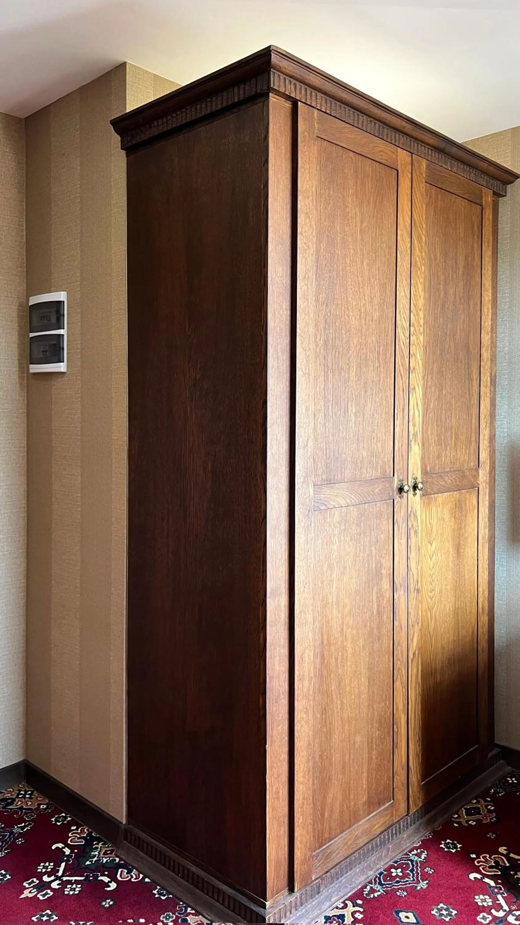 wardrobe in Marmenio Hotel