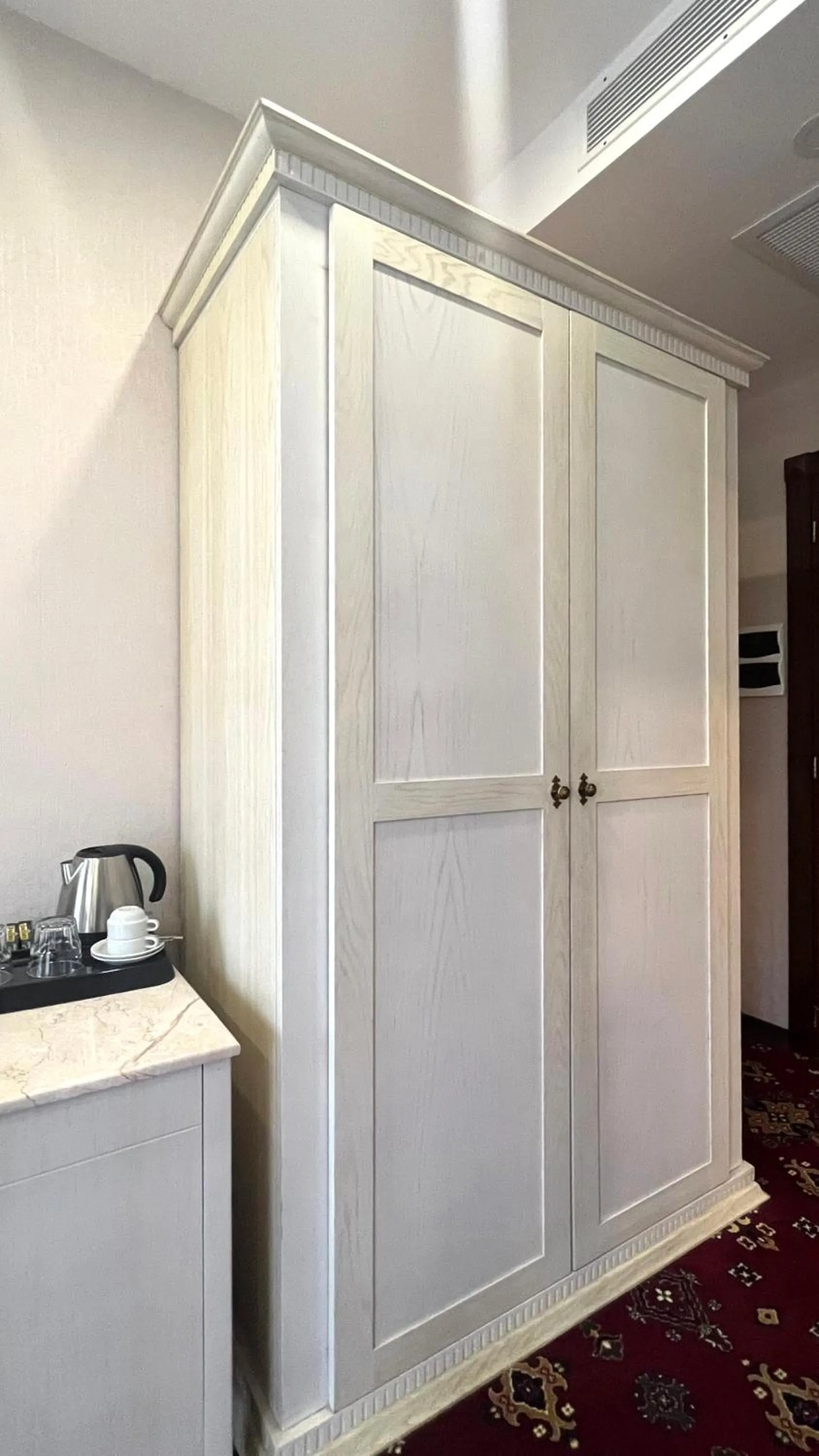 wardrobe, Bathroom in Marmenio Hotel