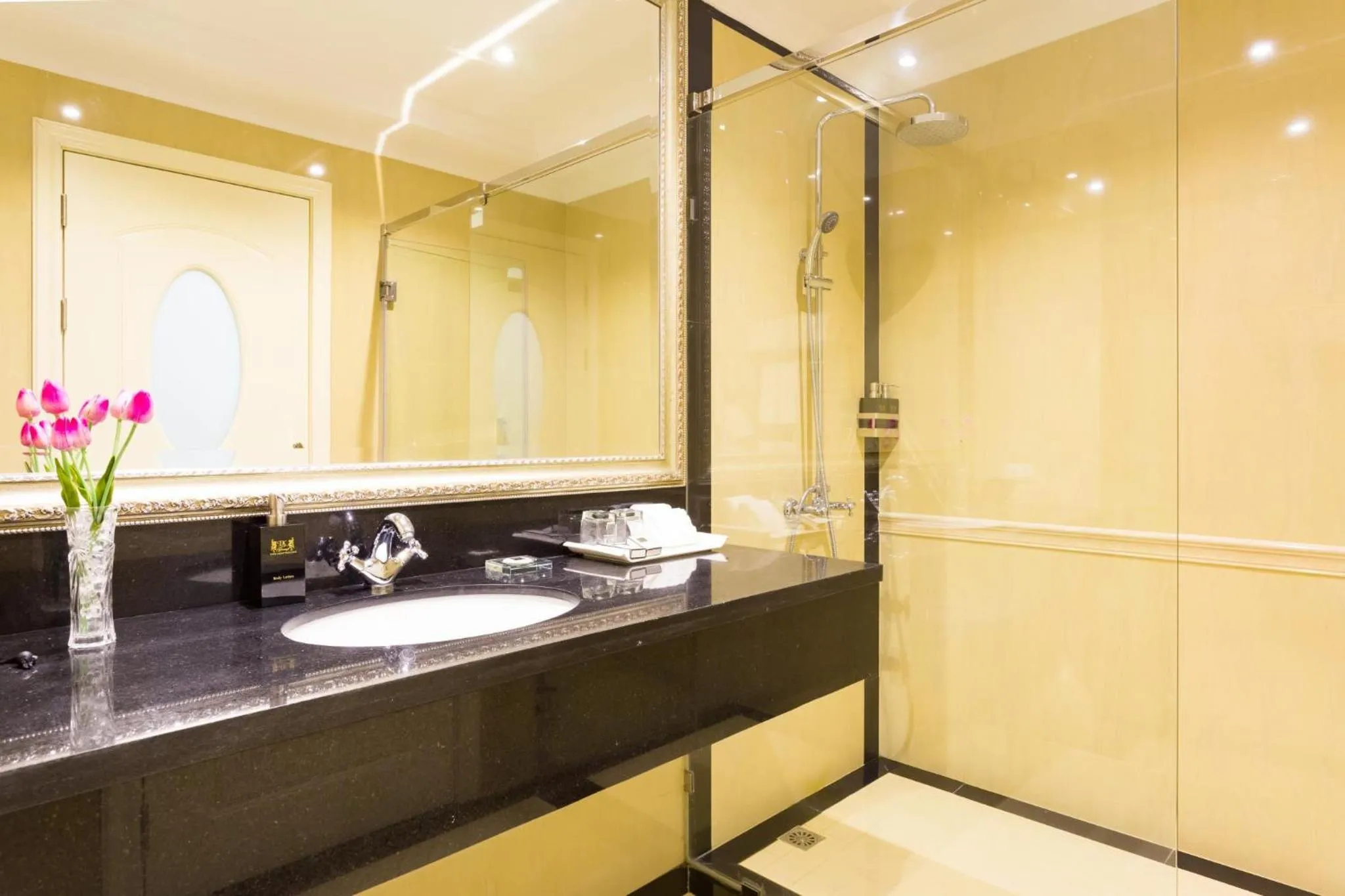 Shower in Crystal Ville