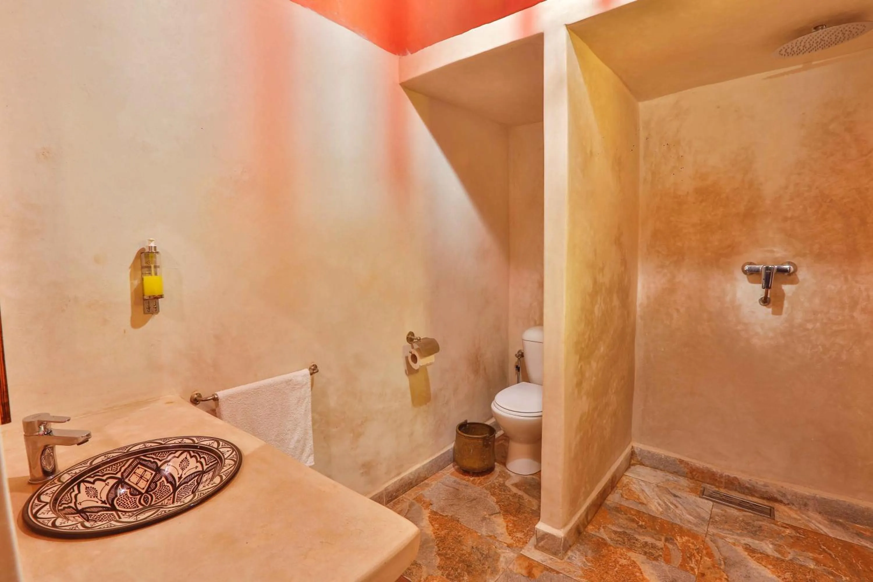 Shower in DAR ETTO Riad & Spa
