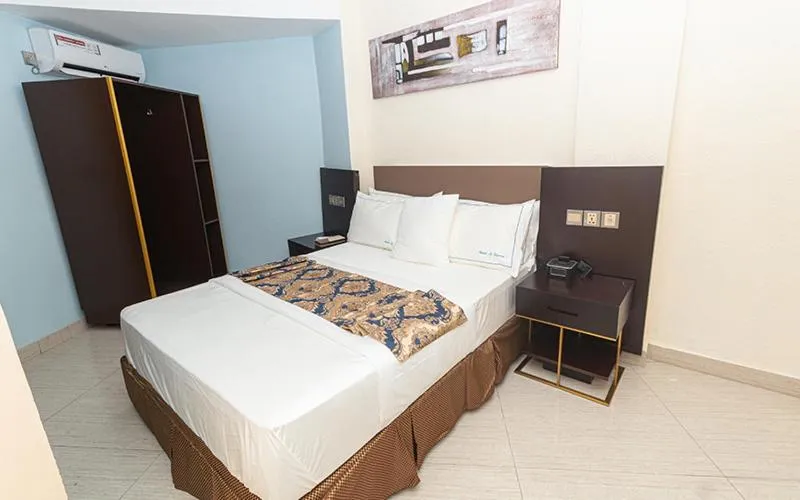 Bed in Hotel Le Figaro