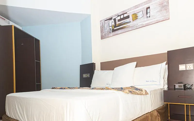 Bed in Hotel Le Figaro