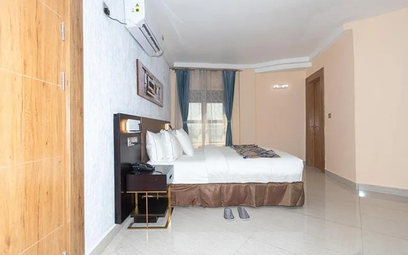 Bed in Hotel Le Figaro