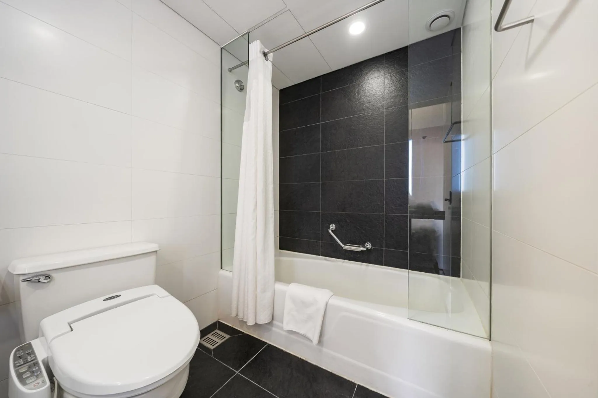 Shower in Swiss Grand Hotel Seoul & Grand Suite