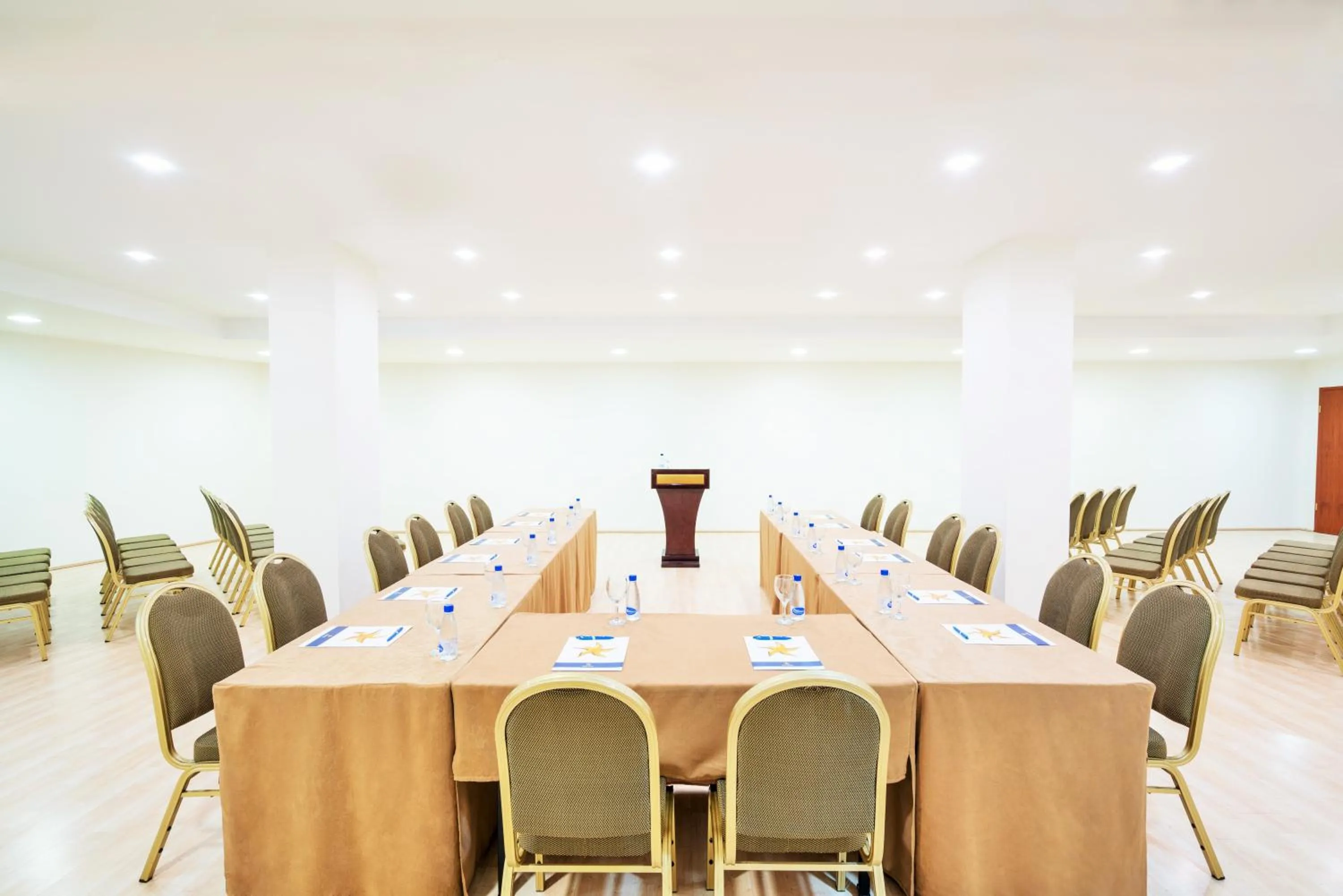 Meeting/conference room in Iberostar Waves Bellevue All Inclusive
