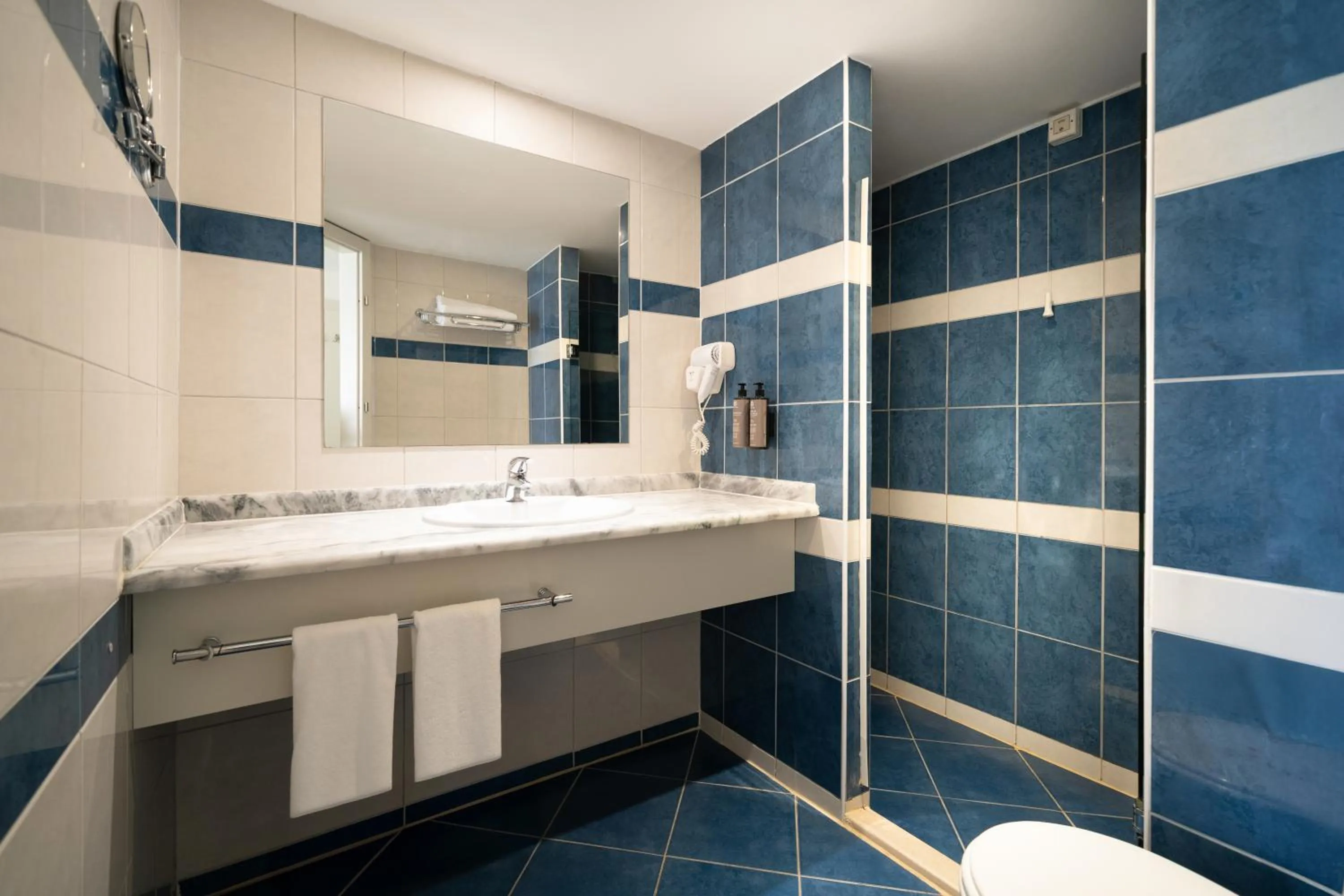 Bathroom in Iberostar Waves Bellevue All Inclusive