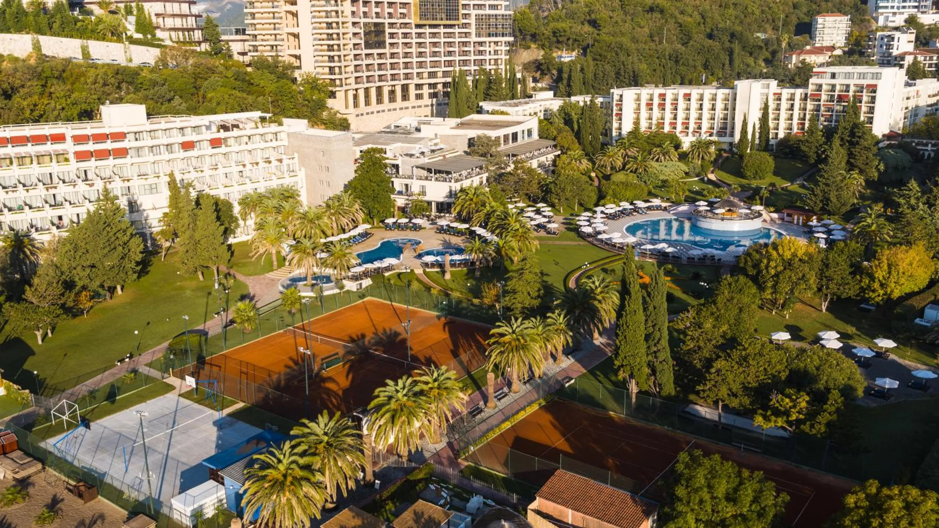 Swimming pool in Iberostar Waves Bellevue All Inclusive