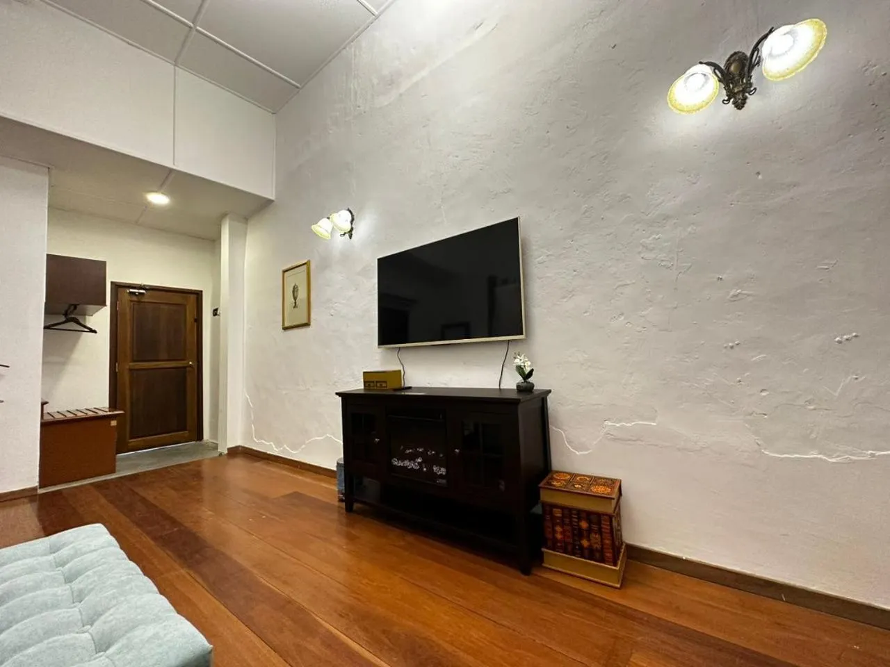 TV and multimedia in 19th Century Boutique Hotel