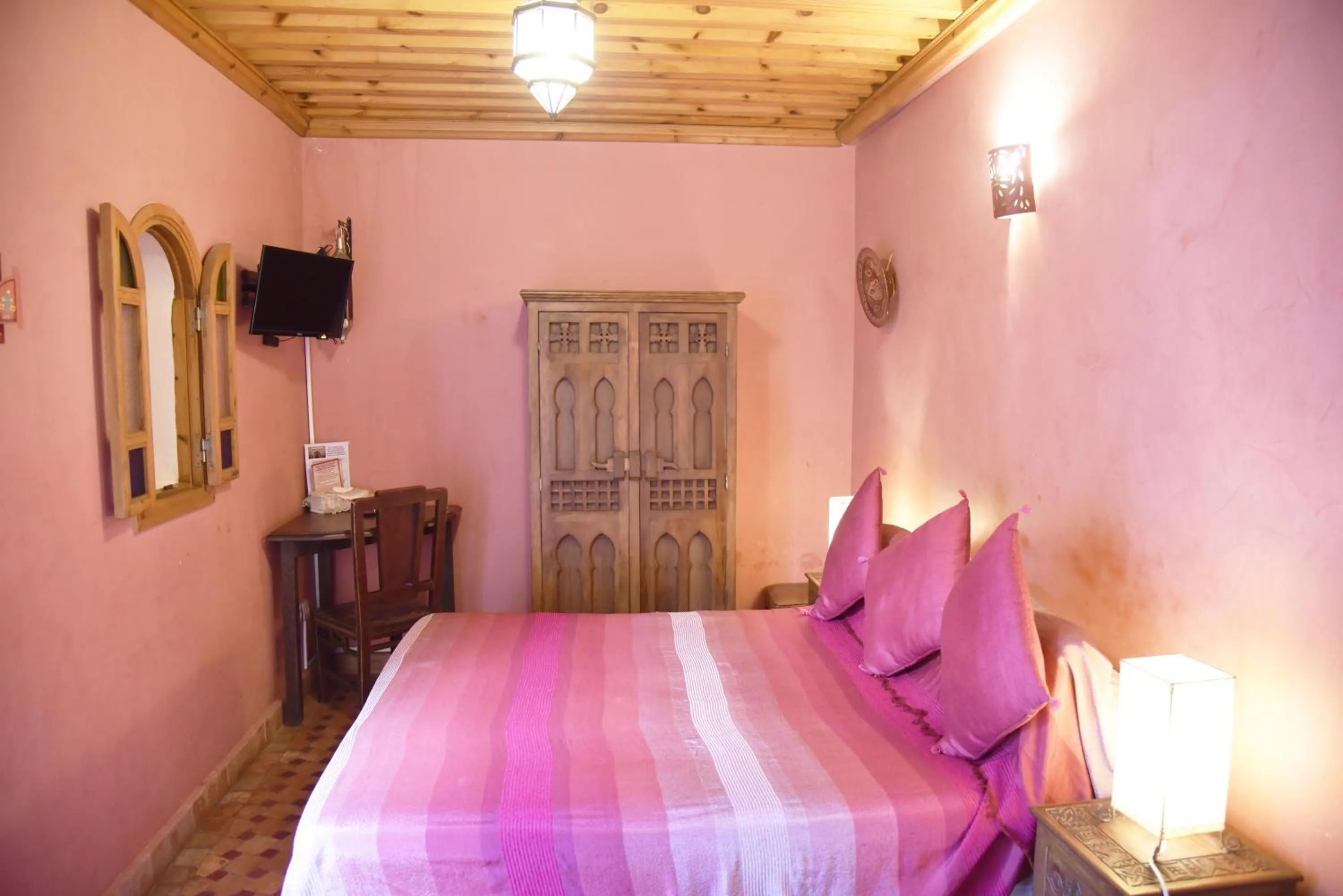 Photo of the whole room, Bed in Riad Dar Zouhour