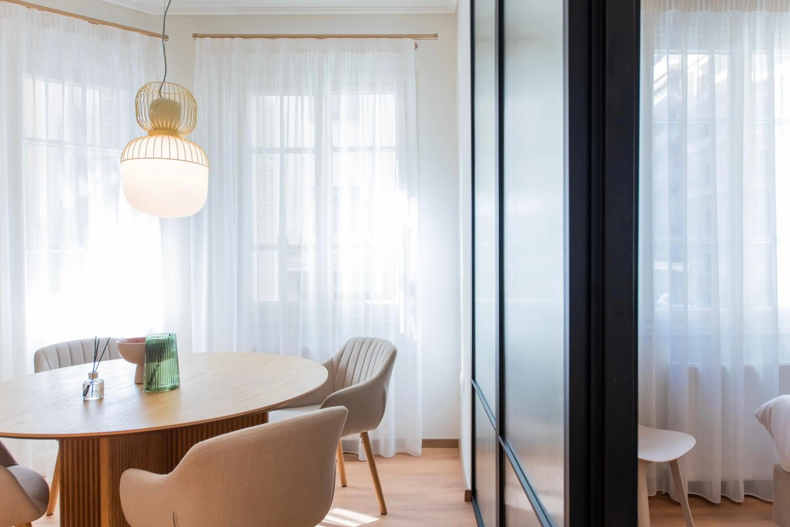 Dining area in White Lotus by halu! Apartments