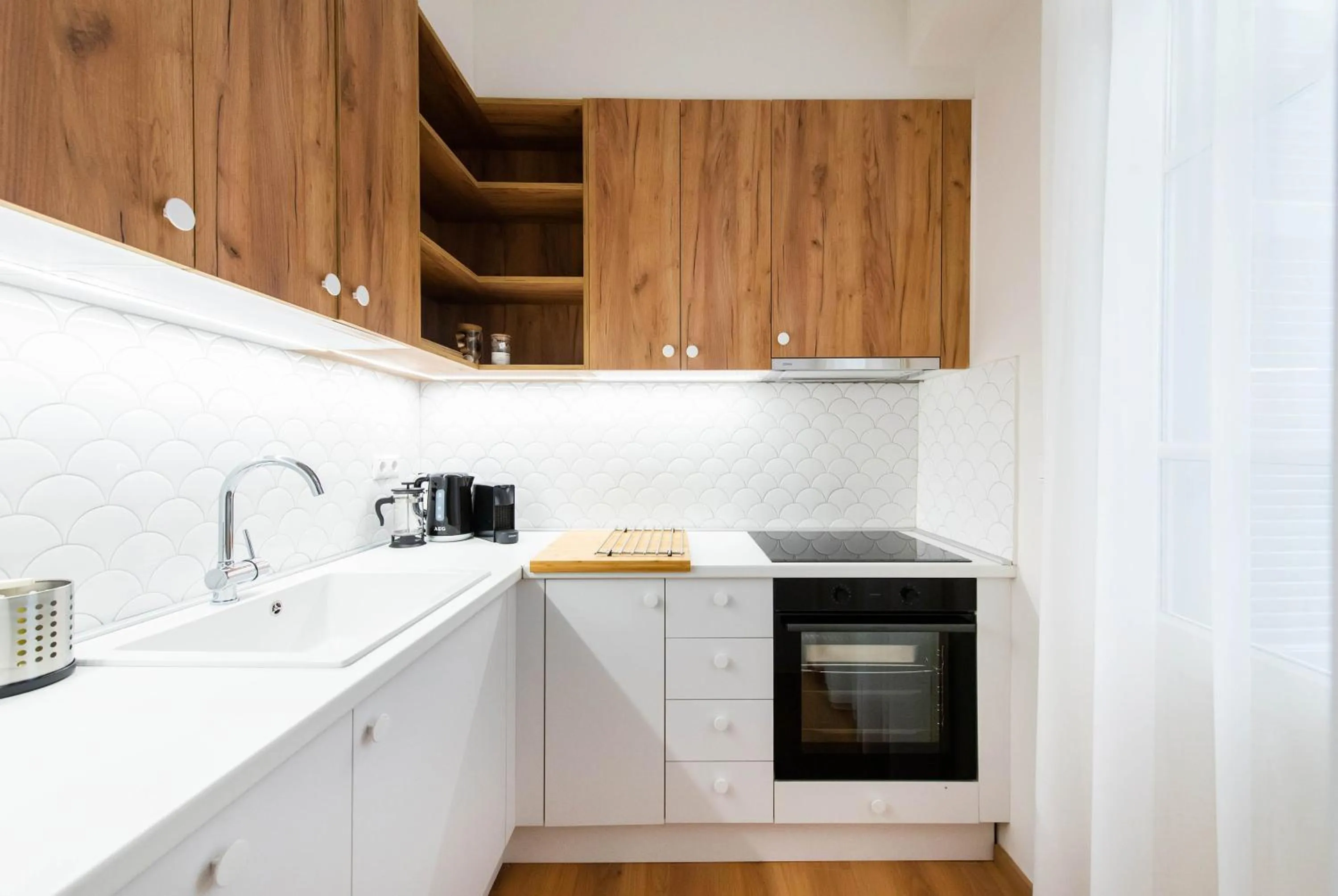 Kitchen or kitchenette in White Lotus by halu! Apartments