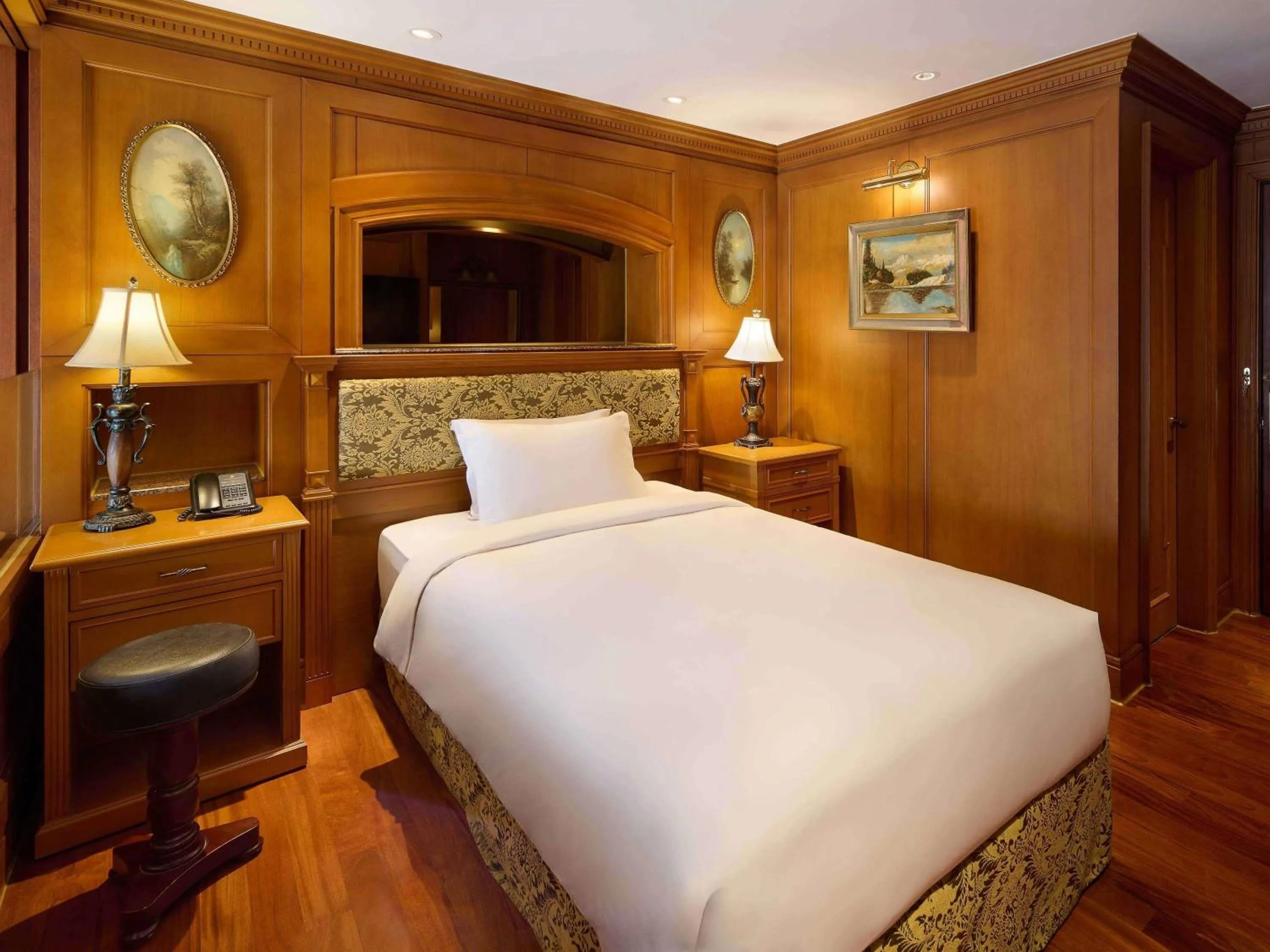 Bedroom, Bed in Grand Mercure Imperial Palace Seoul Gangnam