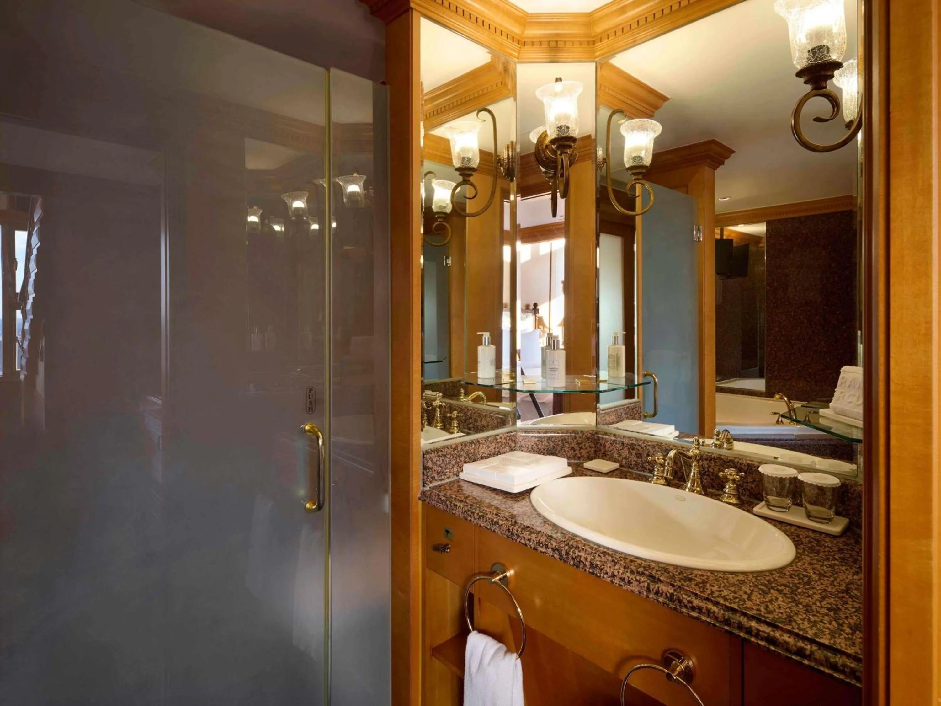 Bedroom in Grand Mercure Imperial Palace Seoul Gangnam