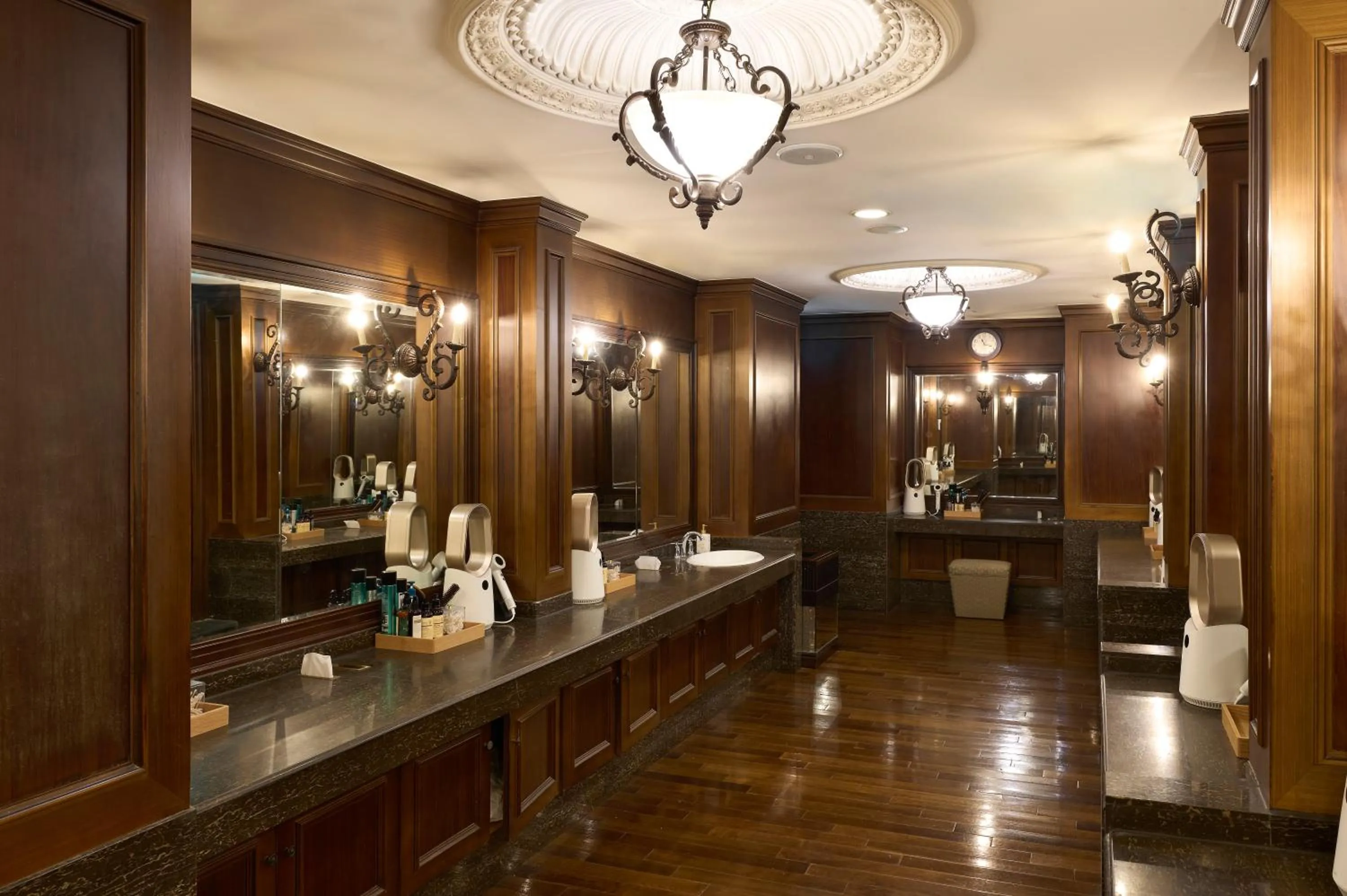 Swimming pool in Grand Mercure Imperial Palace Seoul Gangnam