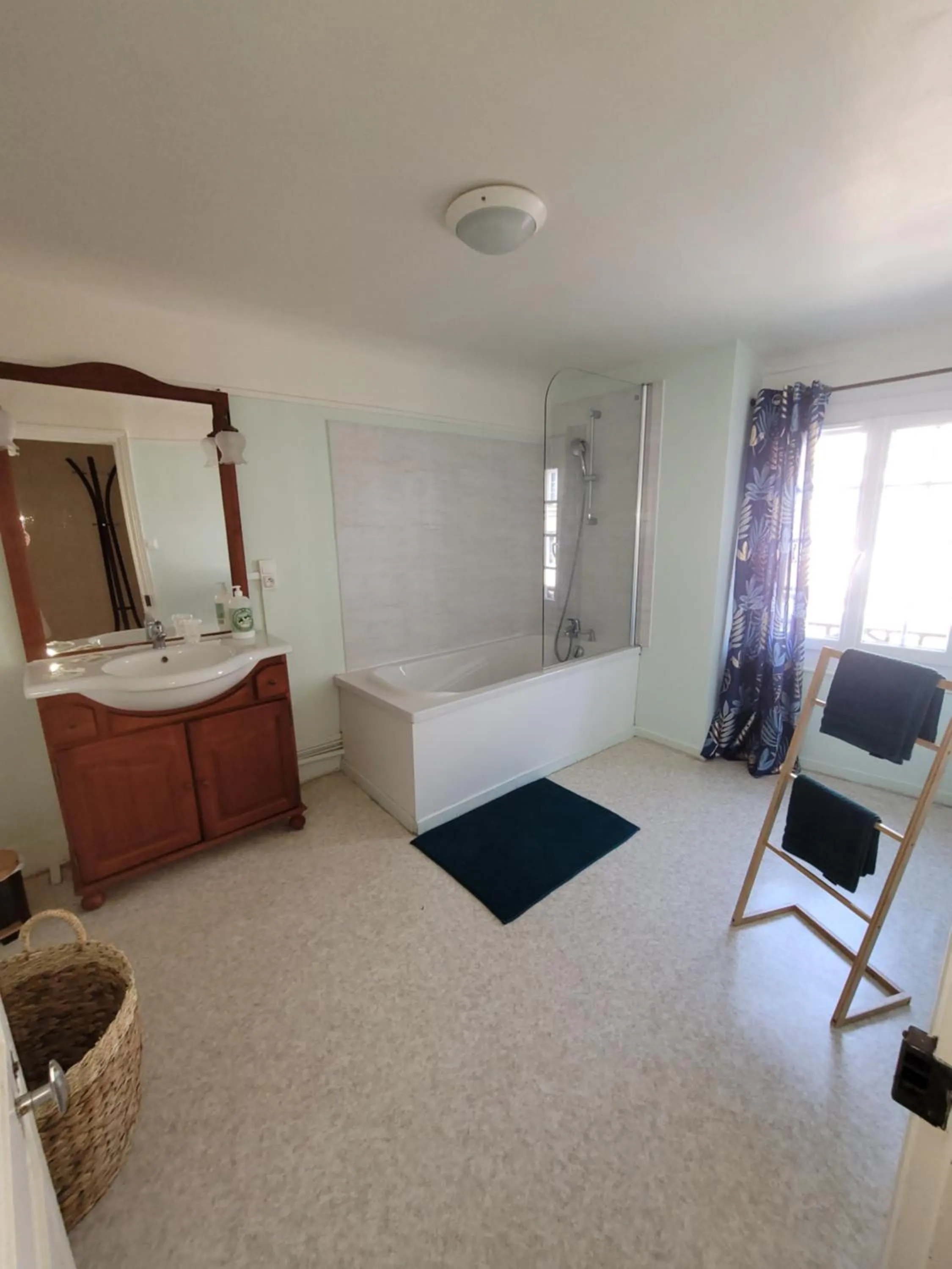 Bathroom, Bed in Chambre indépendante Au Relais Normand