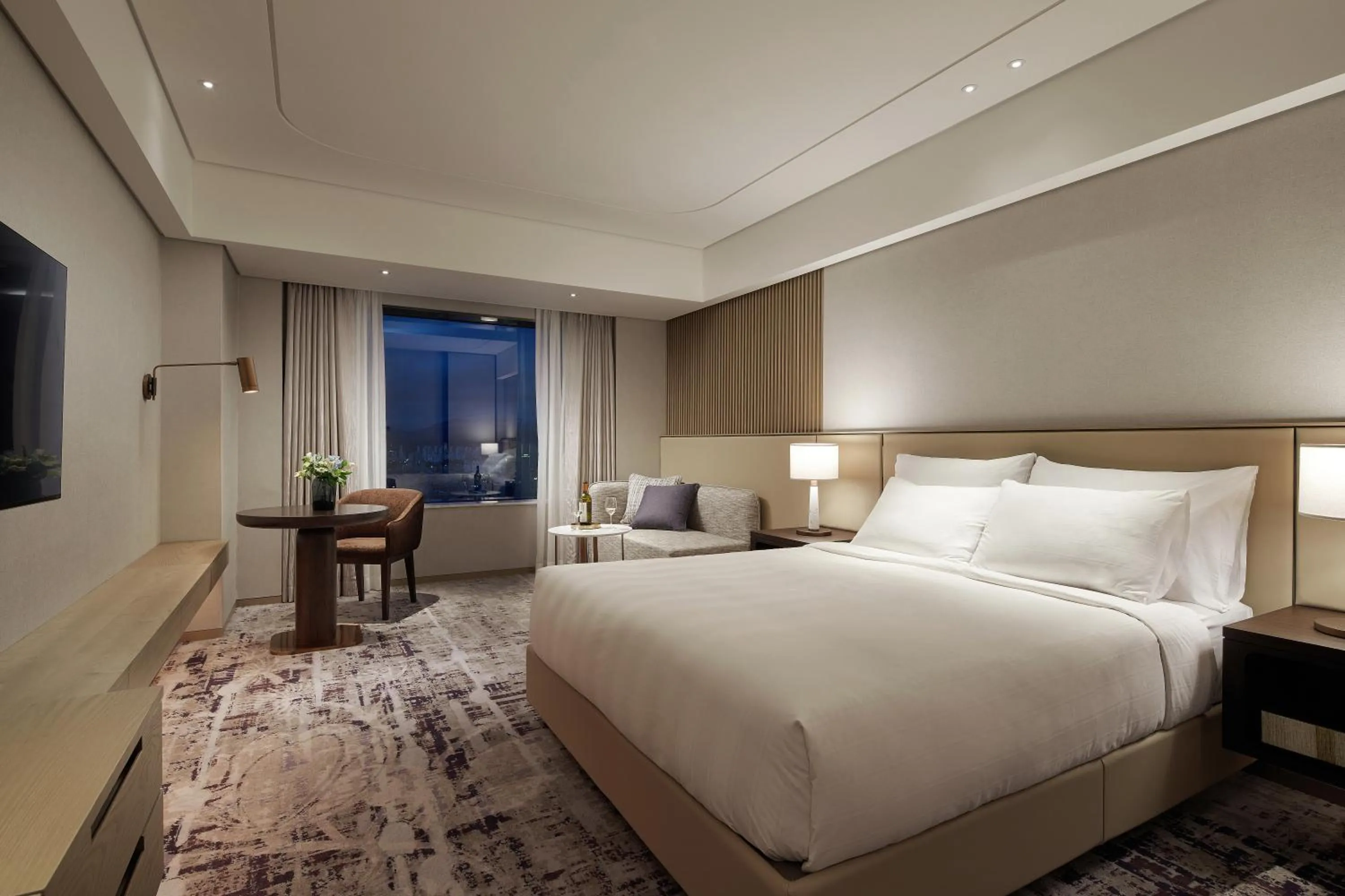 Photo of the whole room, Bed in Lotte Hotel World