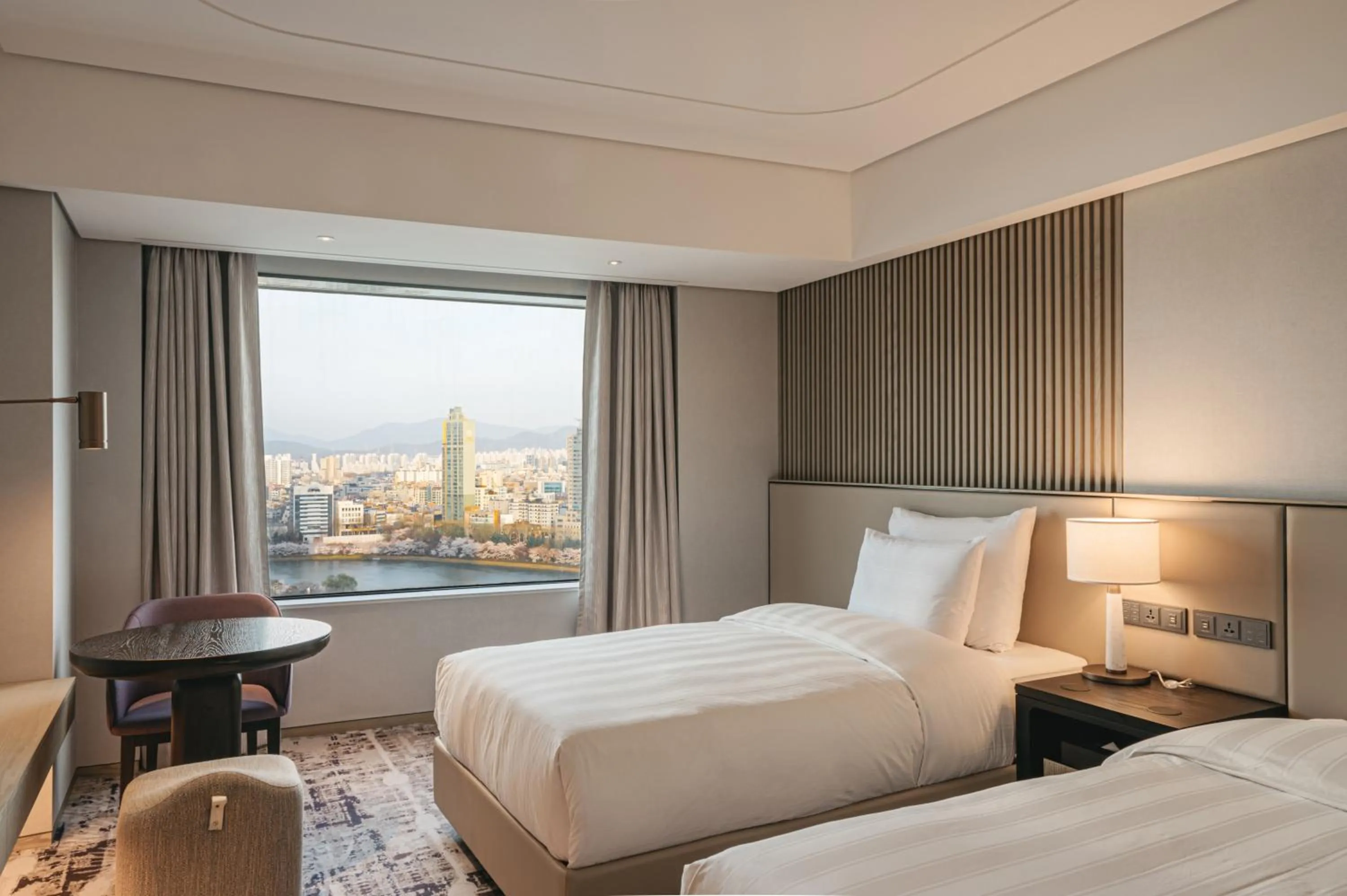 Photo of the whole room, Bed in Lotte Hotel World