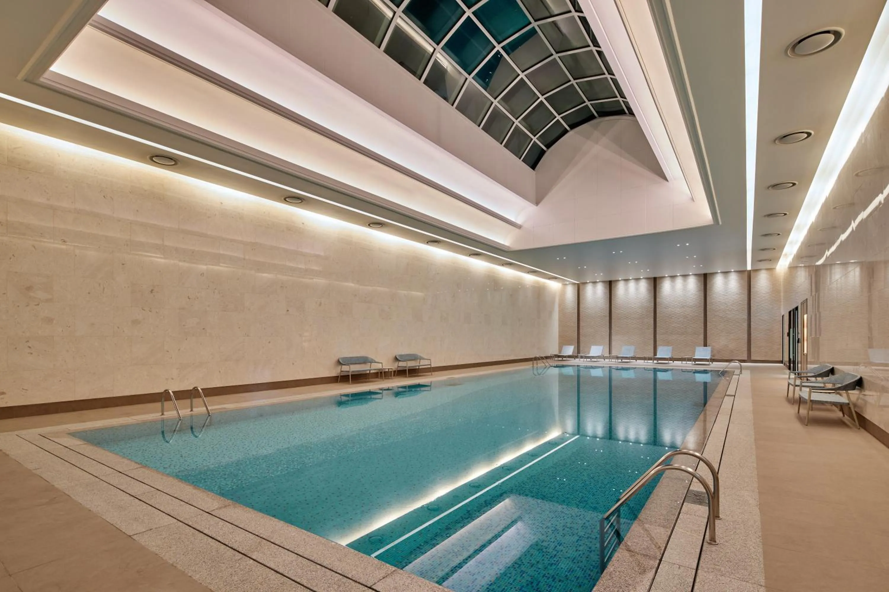 Swimming pool in Lotte Hotel World
