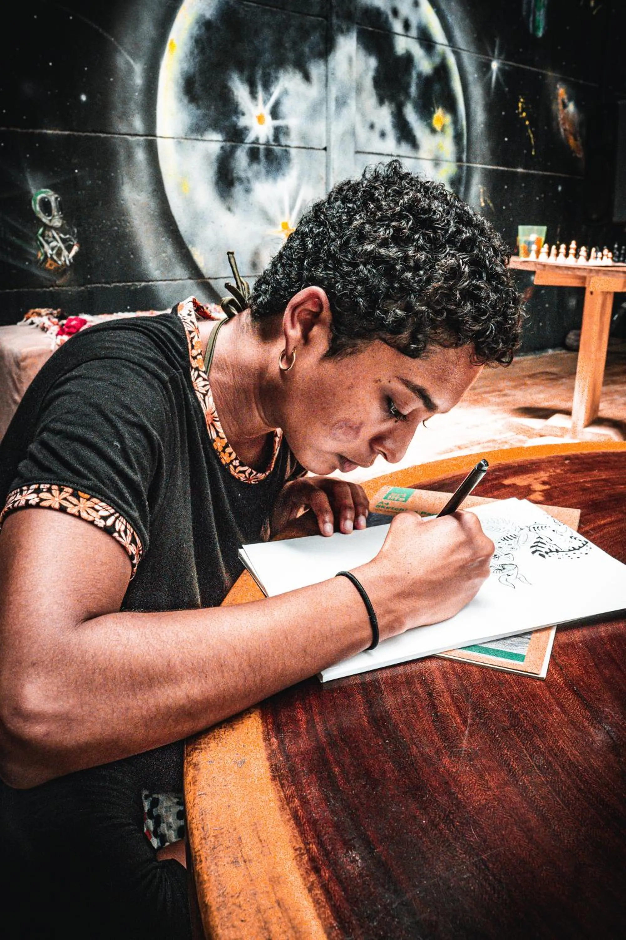 Communal lounge/ TV room in Flutterby House Hostel