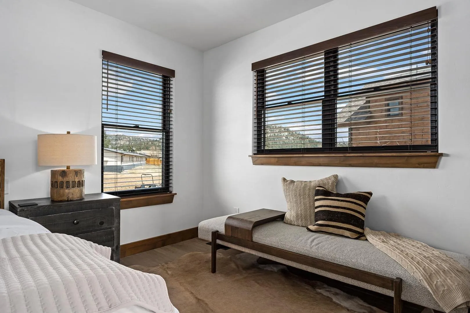 Bed in Luxury Cabin! Fireplace and Jacuzzi!