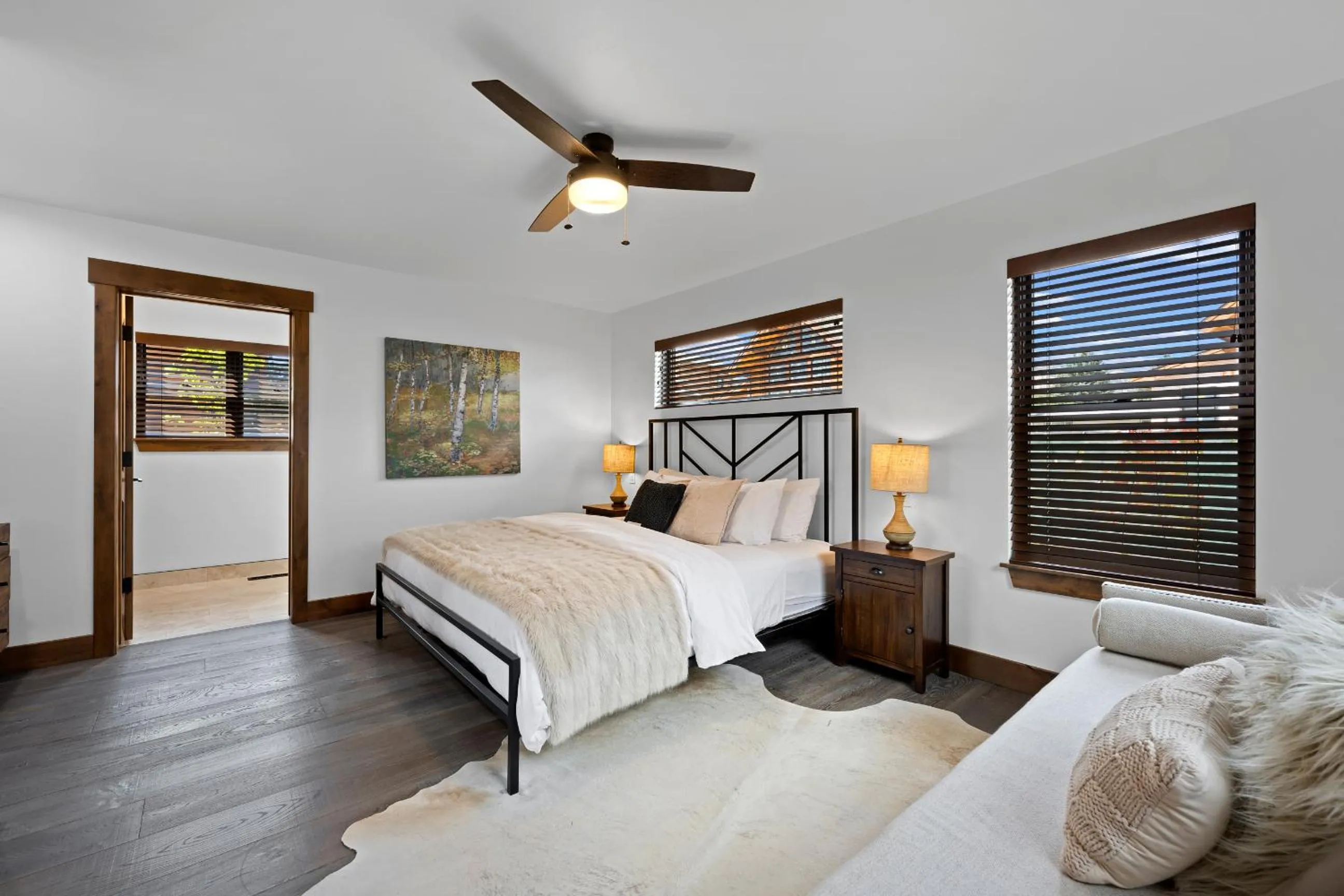 Bed in Luxury Cabin! Fireplace and Jacuzzi!