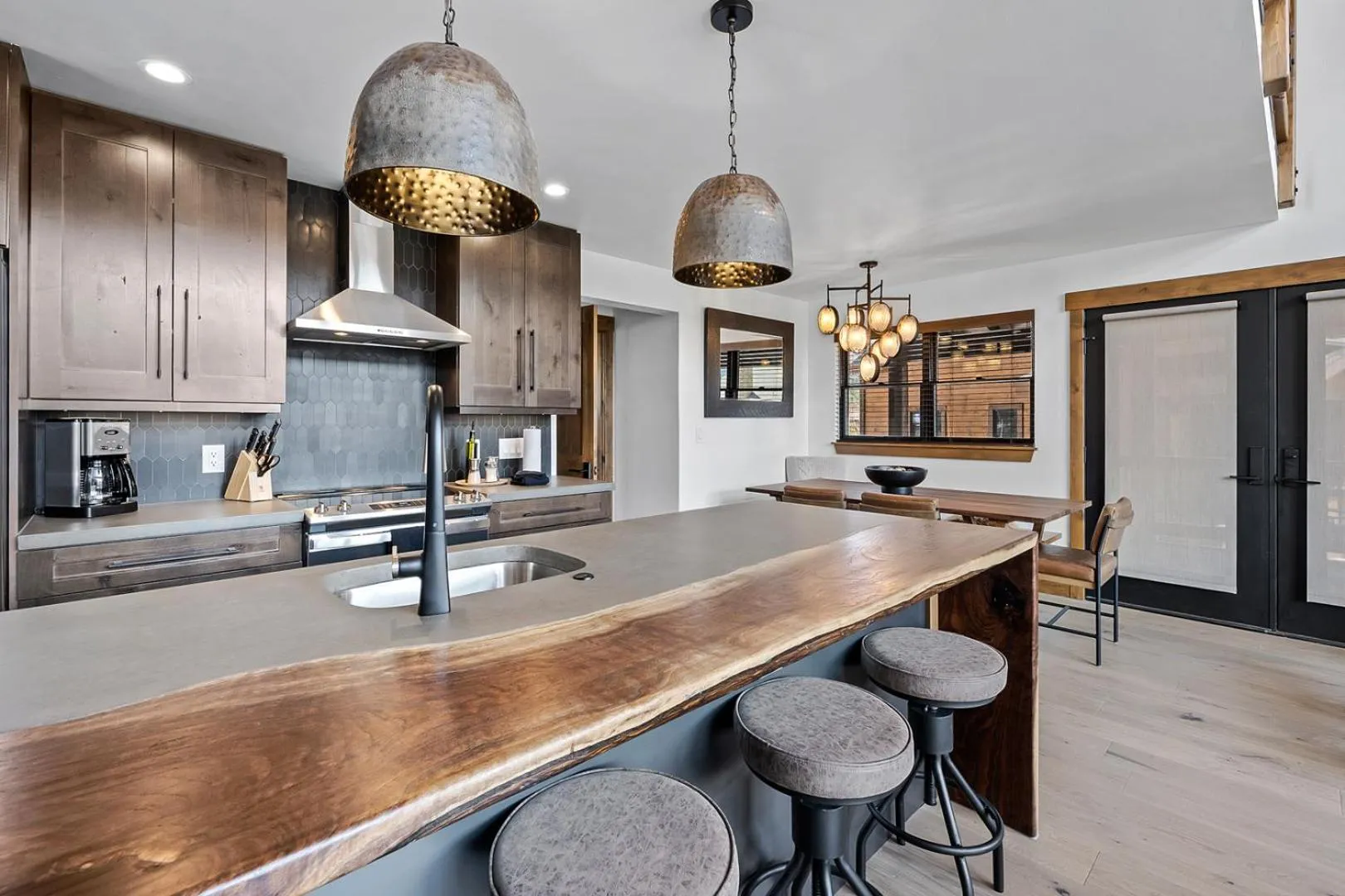 Luxury Cabin! Fireplace and Jacuzzi!