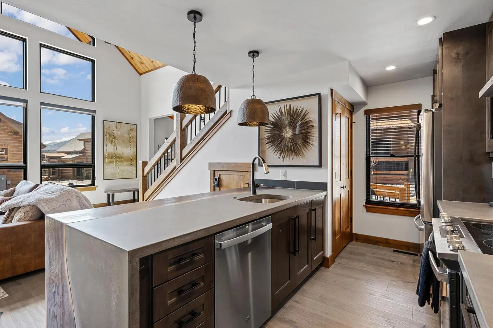 Luxury Cabin! Fireplace and Jacuzzi!