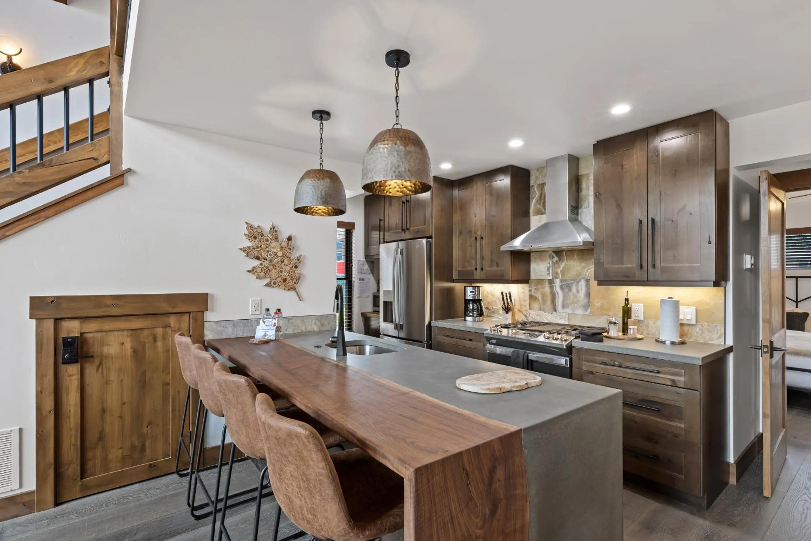 Luxury Cabin! Fireplace and Jacuzzi!