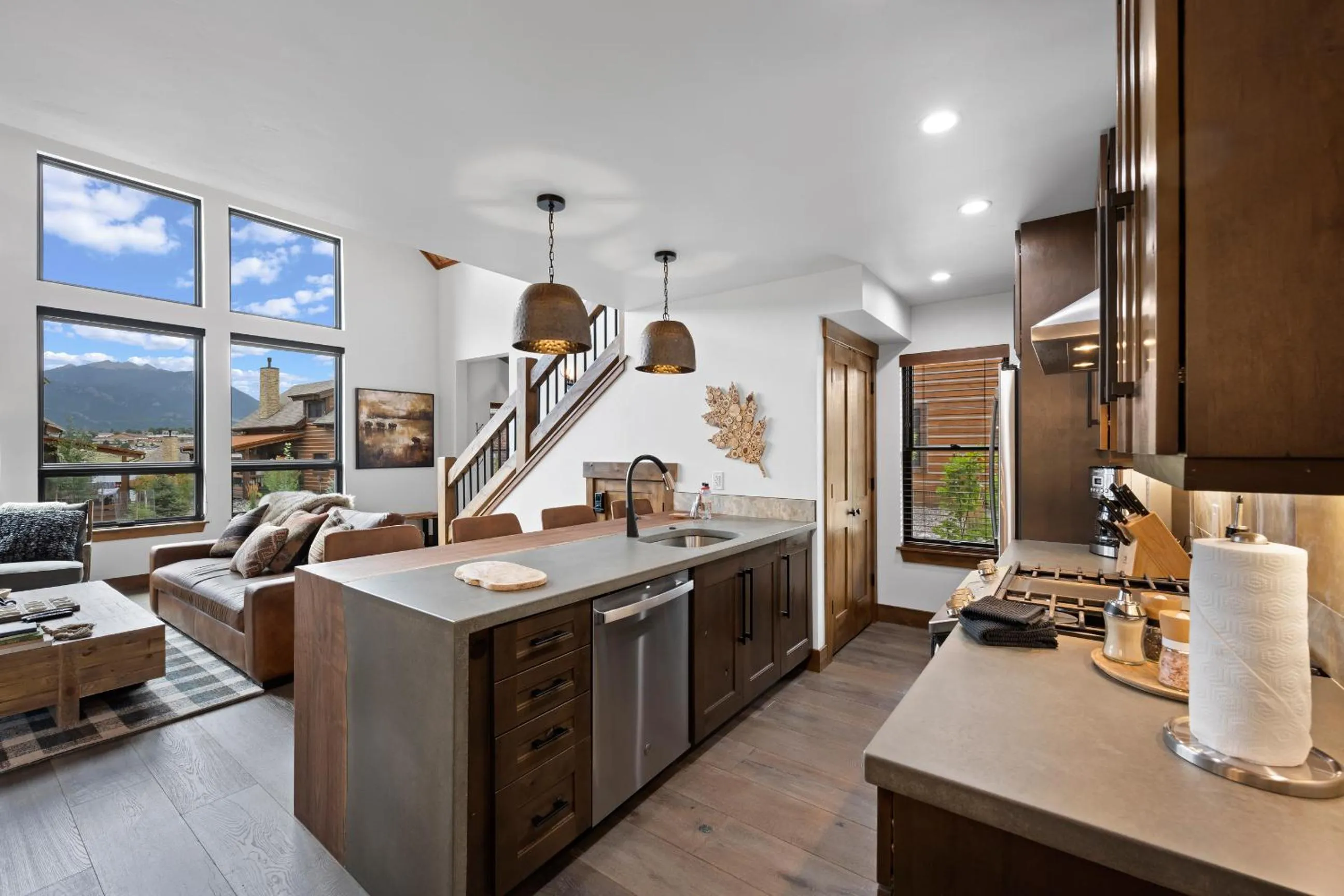 Luxury Cabin! Fireplace and Jacuzzi!