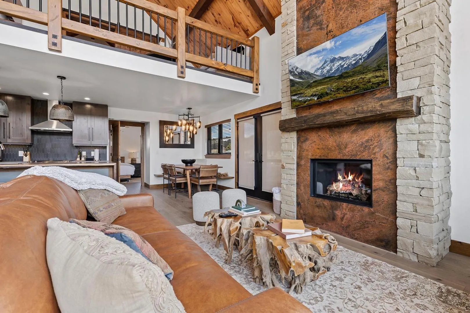 Luxury Cabin! Fireplace and Jacuzzi!