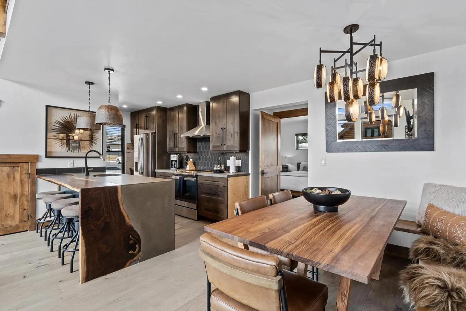 Luxury Cabin! Fireplace and Jacuzzi!