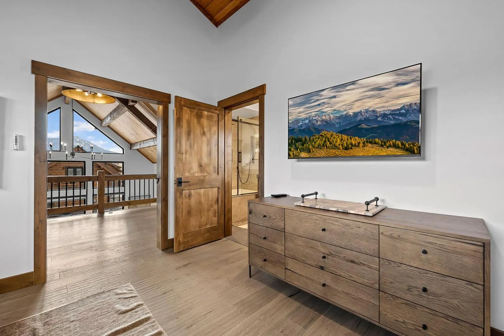 Luxury Cabin! Fireplace and Jacuzzi!