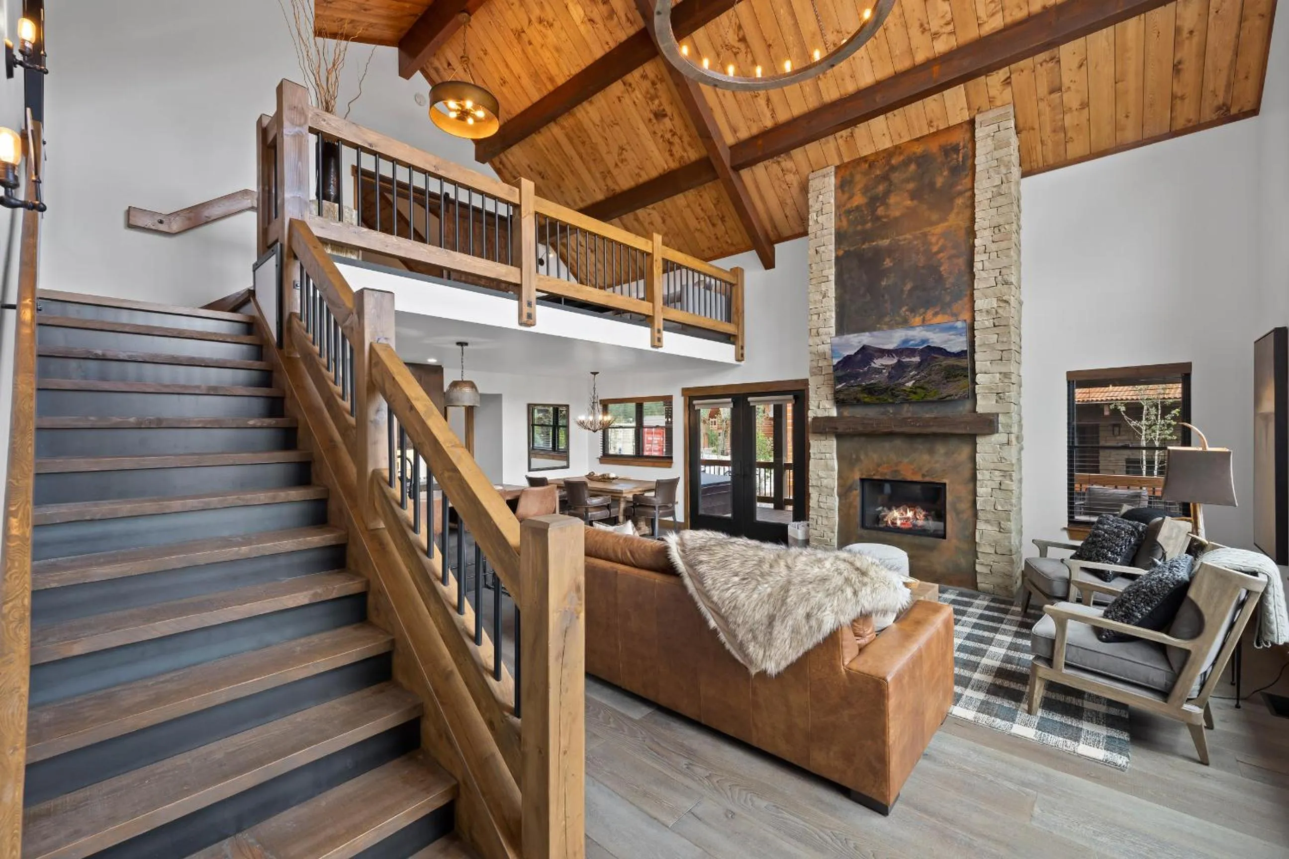 Luxury Cabin! Fireplace and Jacuzzi!