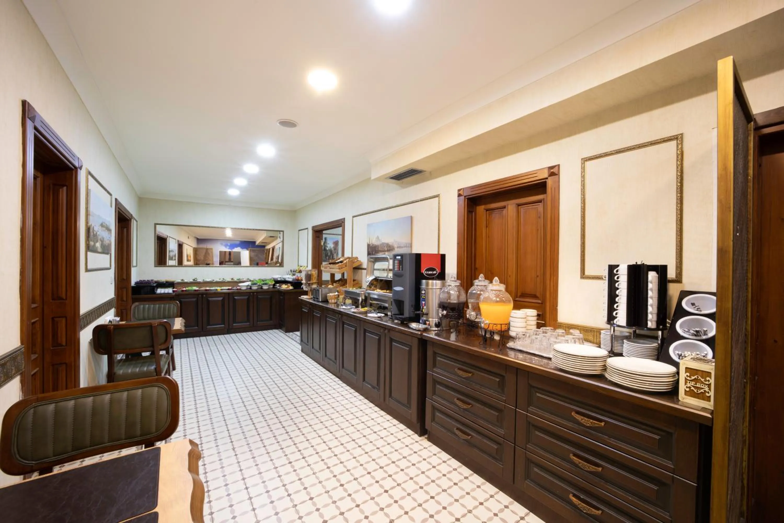 Coffee/tea facilities in Bender Hotel