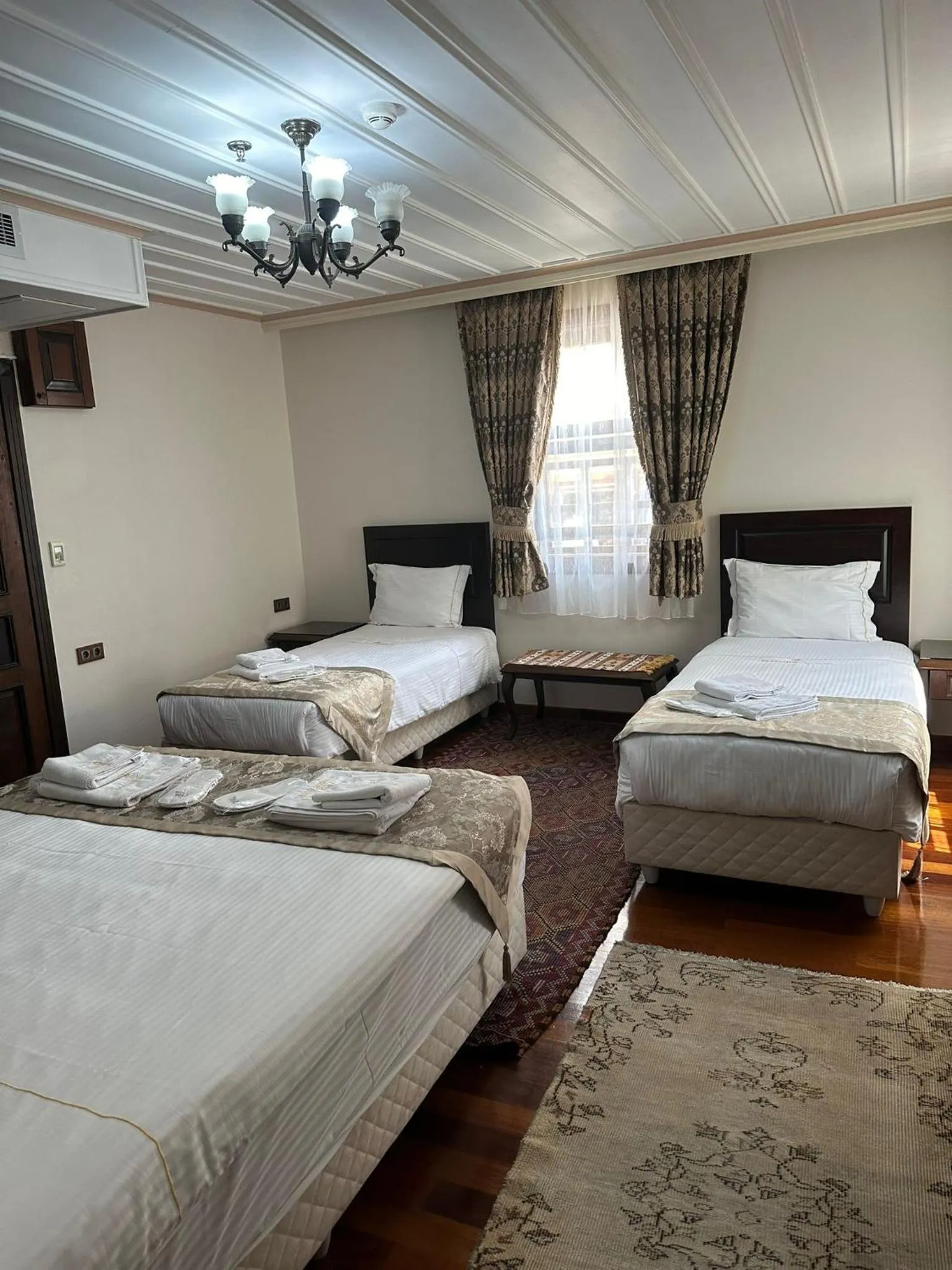 Photo of the whole room, Bed in Bender Hotel