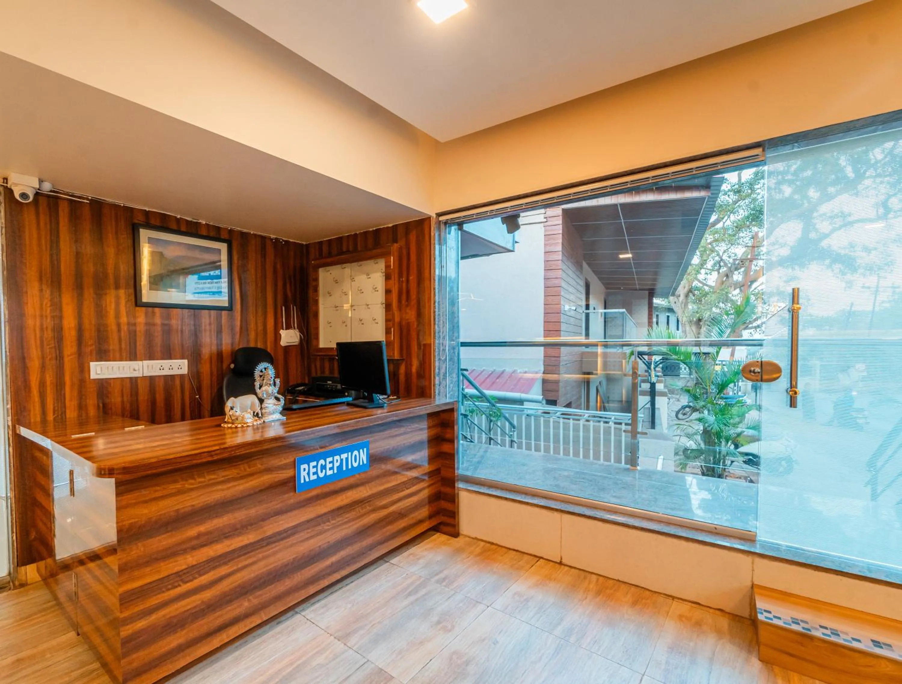 Lobby or reception in Treebo Kaizen, 3 Kms From Paragliding